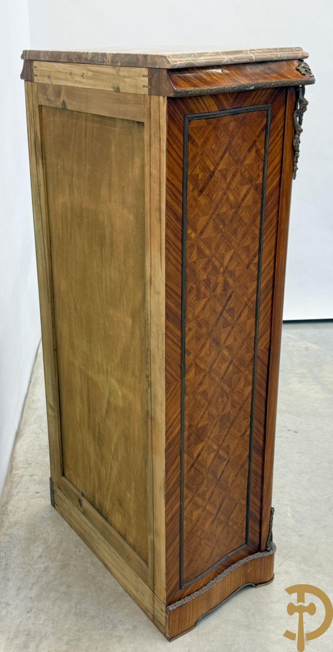 Gemarketteerde notelaren zevenladenkast bezet met bronsbeslag en marmeren blad