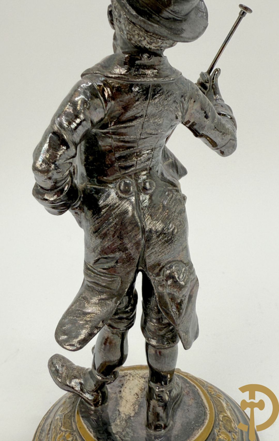 Ongetekend verzilverd metalen beeldje van circusdirecteur met afneembare hoed