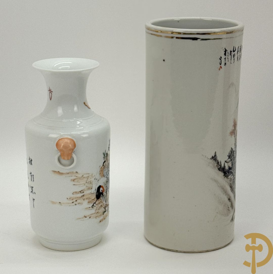 Chinees porseleinen vaasje met wijsgerendecor + Chinese porseleinen rolvaas met decor van ezel in berglandschap