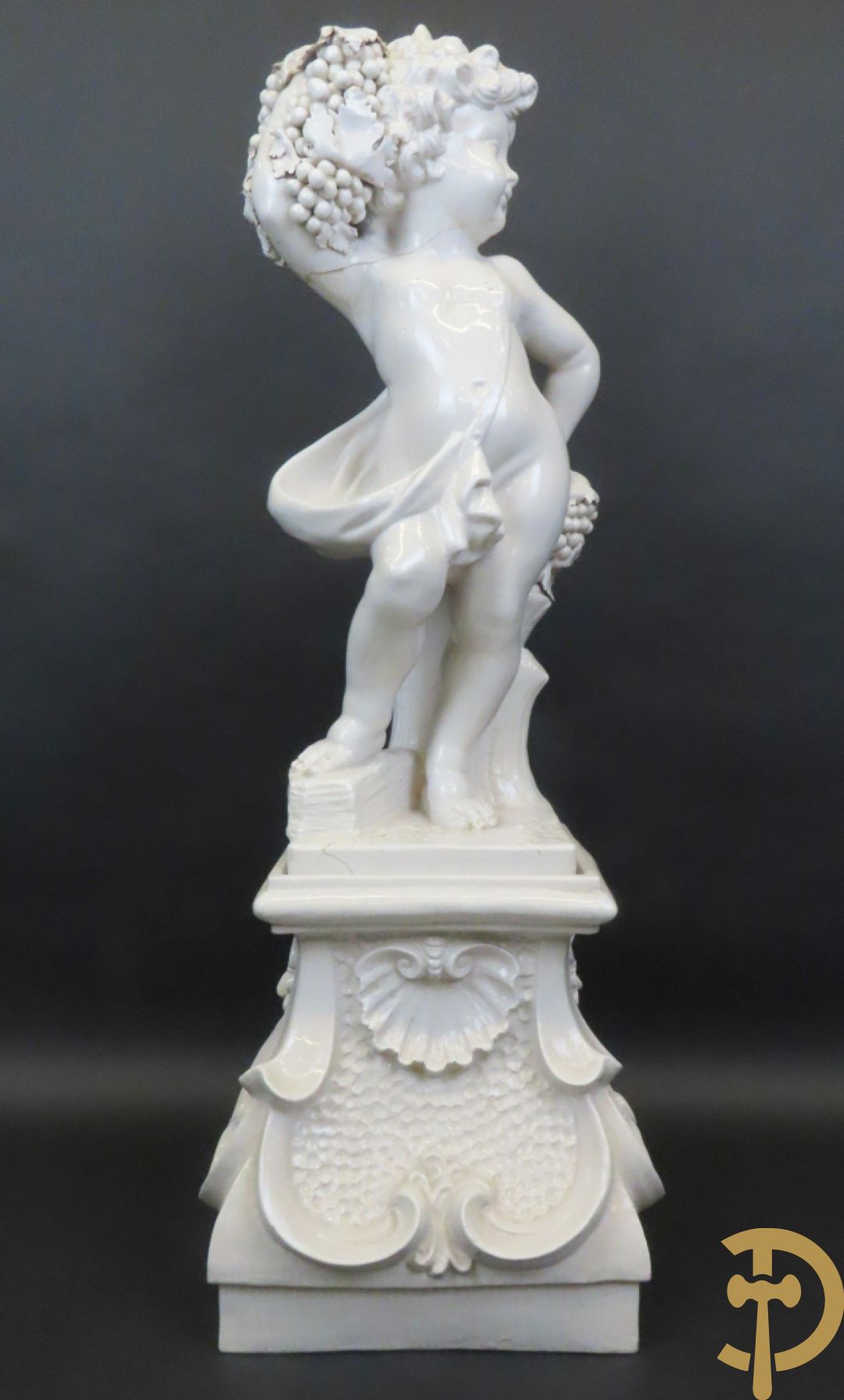 Engel met druiventrossen in Italiaanse majolica op sokkel