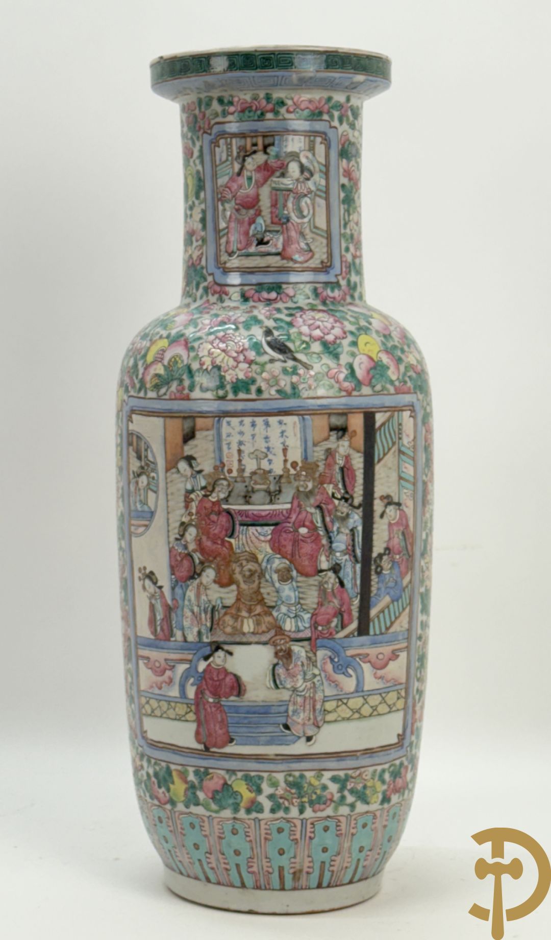 Chinese porseleinen vaas met geanimeerd decor en fond van bloemen, Kanton 19e