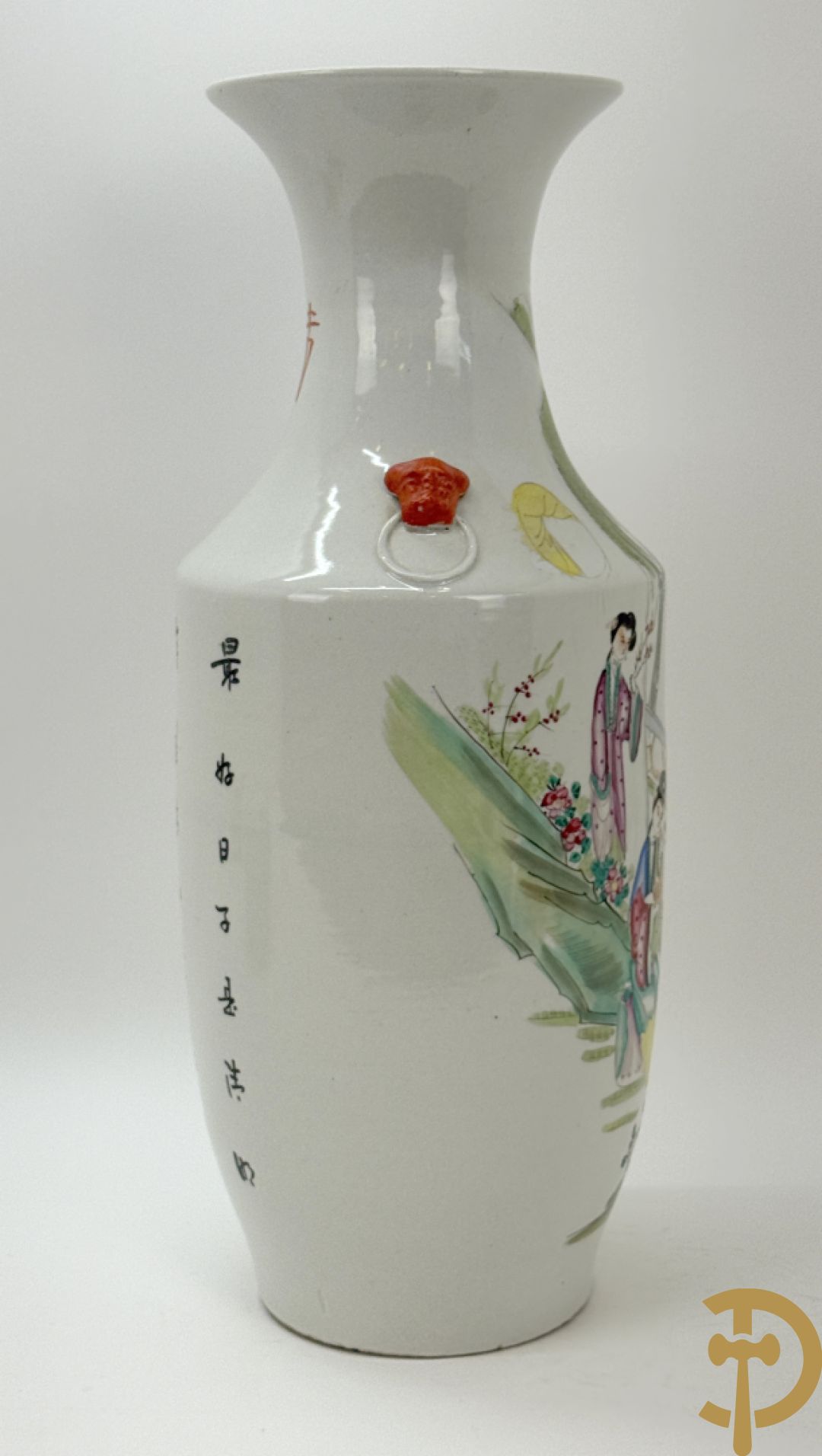 Twee rolvazen met bloemen- en vogeldecor + dekselpotiche met vogeldecor + Chinese vaas met decor van dames en kinderen