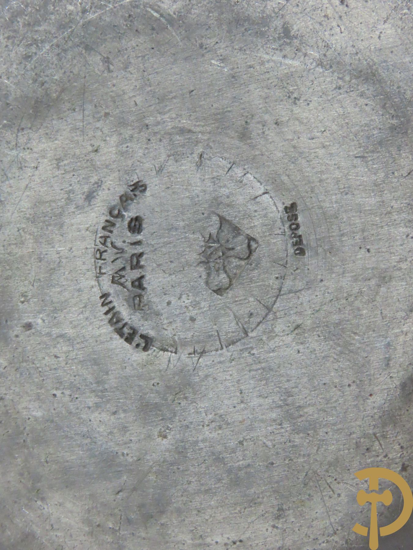 Verzilverde vaas met vogeldecor, Kayser gemerkt + 3 tinnen Art Deco vaasjes w.o. 1 gemerkt Hering + tinnen Art Deco inktstel