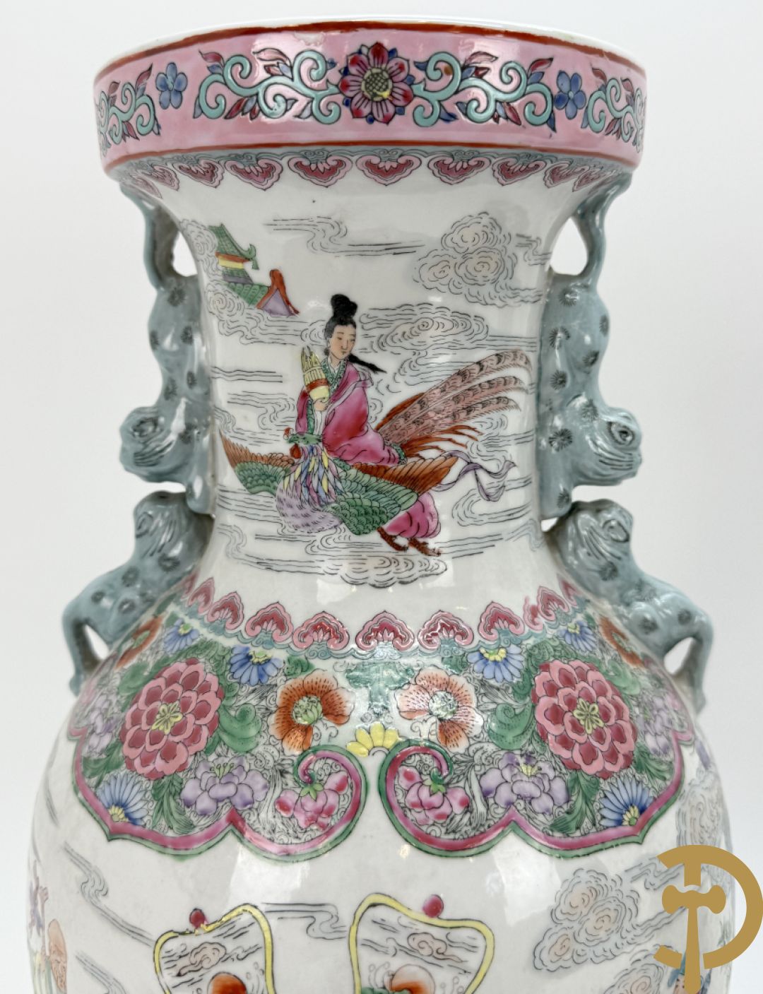 Paar Chinese porseleinen vazen met geanimeerd tafereel