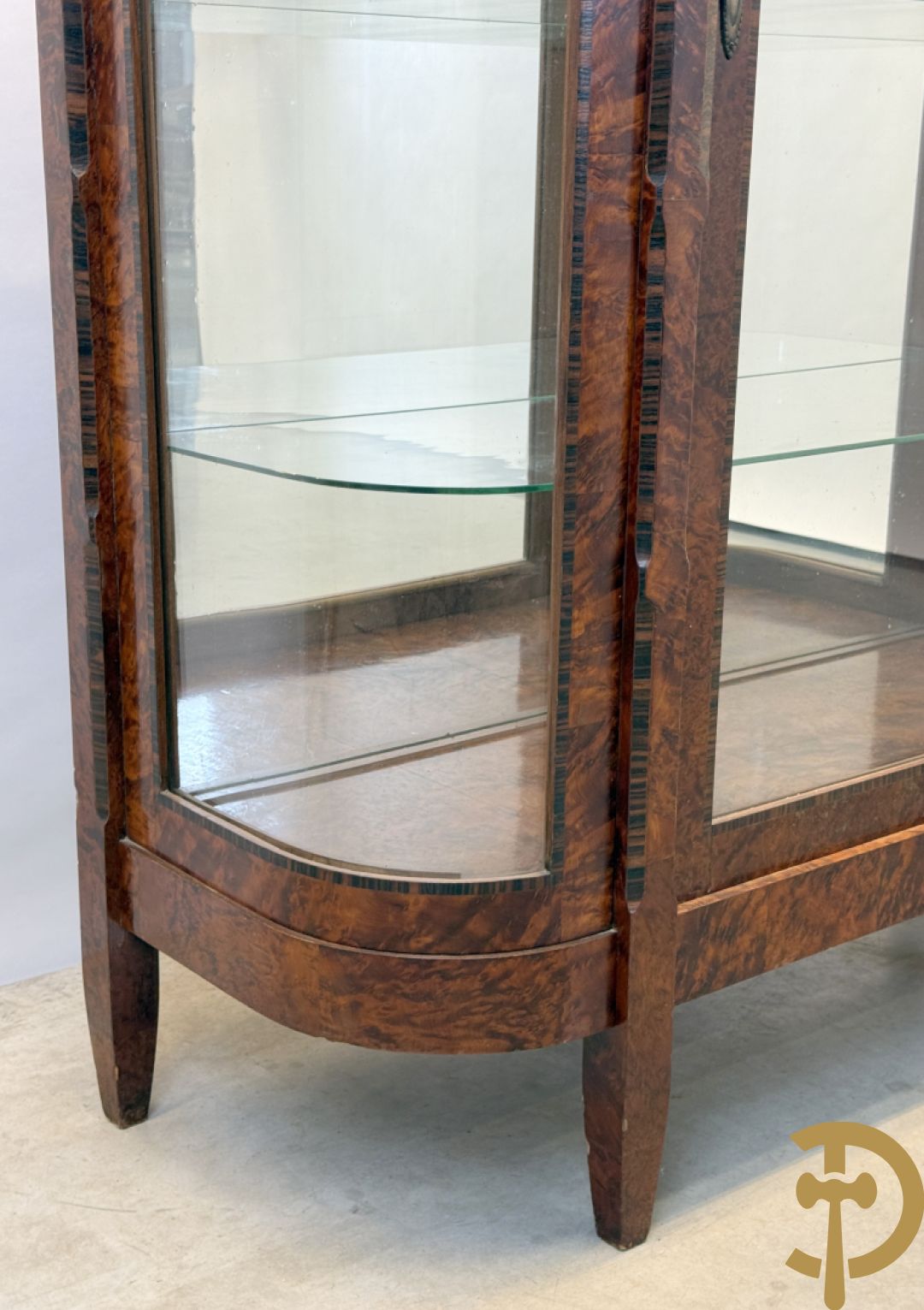 Wortelnotehouten vitrine met afgeronde zijkanten en inleg van palissander