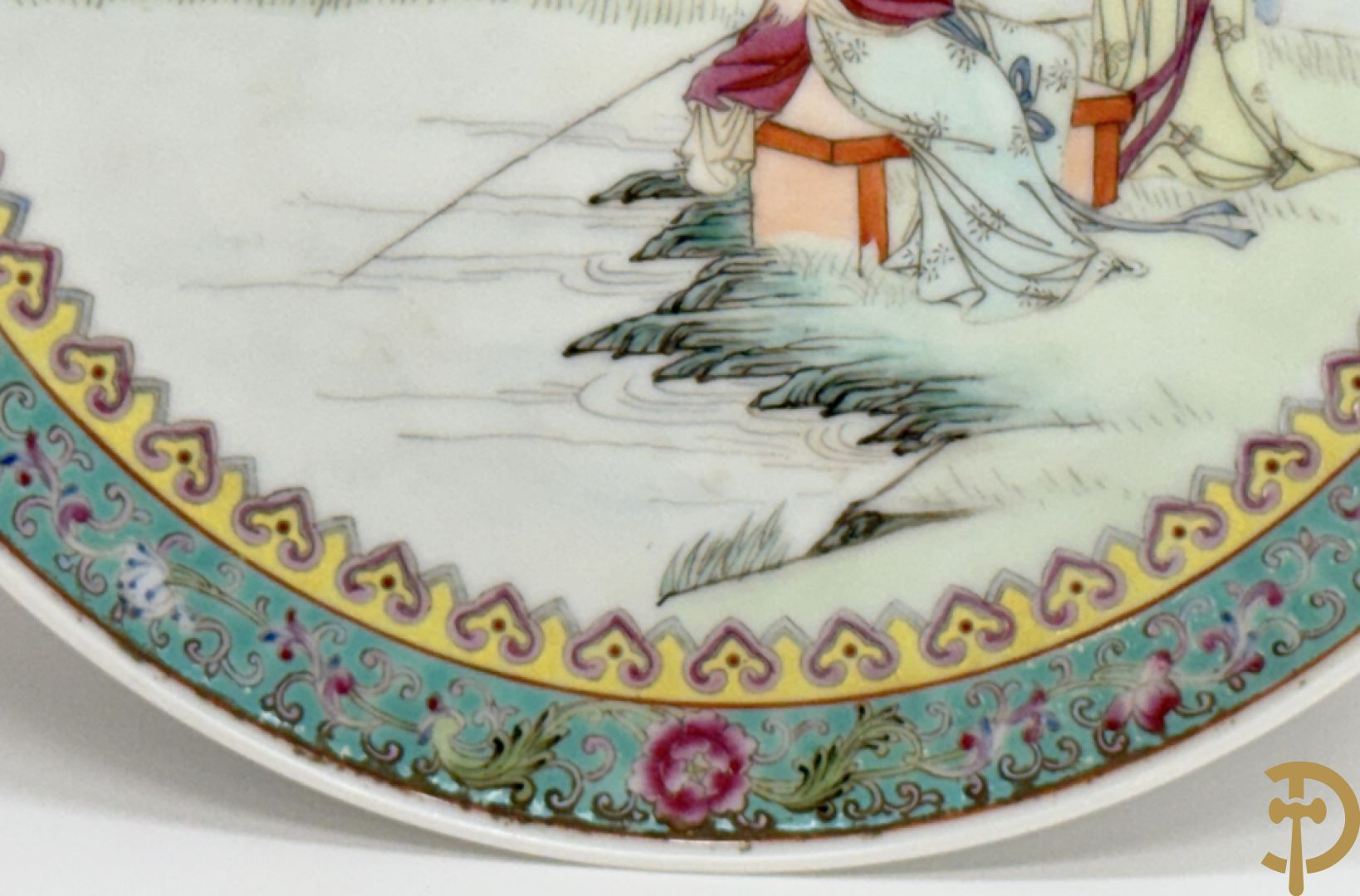 Paar porseleinen Chinese republieksbordjes met decor van dames in landschap