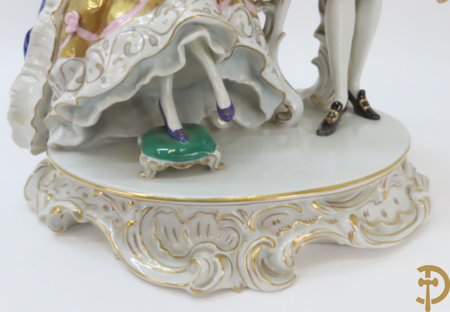 Porseleinen groep met zittende dame bij mandoline en heer met boeket bloemen, achteraan gemerkt Sax