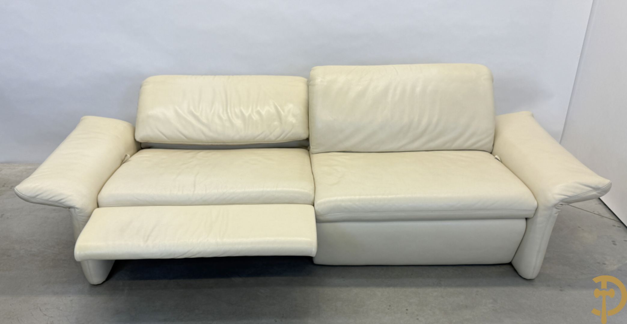 Salonensemble Koinor bestaande uit 3 elementen waarvan groot element met uittrekbaar voeteinde en twee tweezits