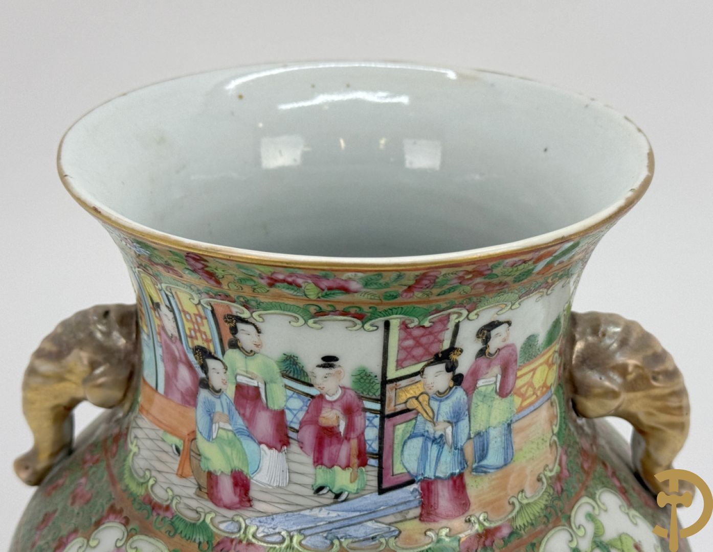 Chinese porseleinen Kantonvaas met geanimeerde taferelen, bloemen, vogel en vlinderdecor