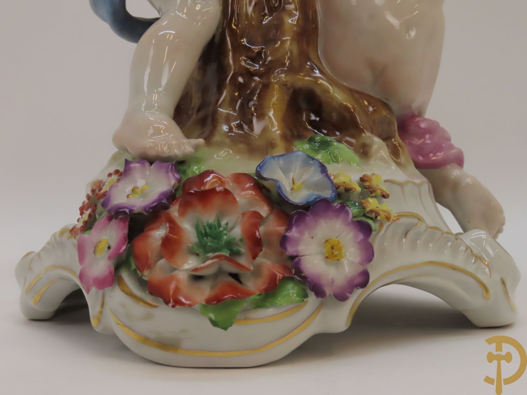 Twee porseleinen vijfarmige kandelaars met cupido