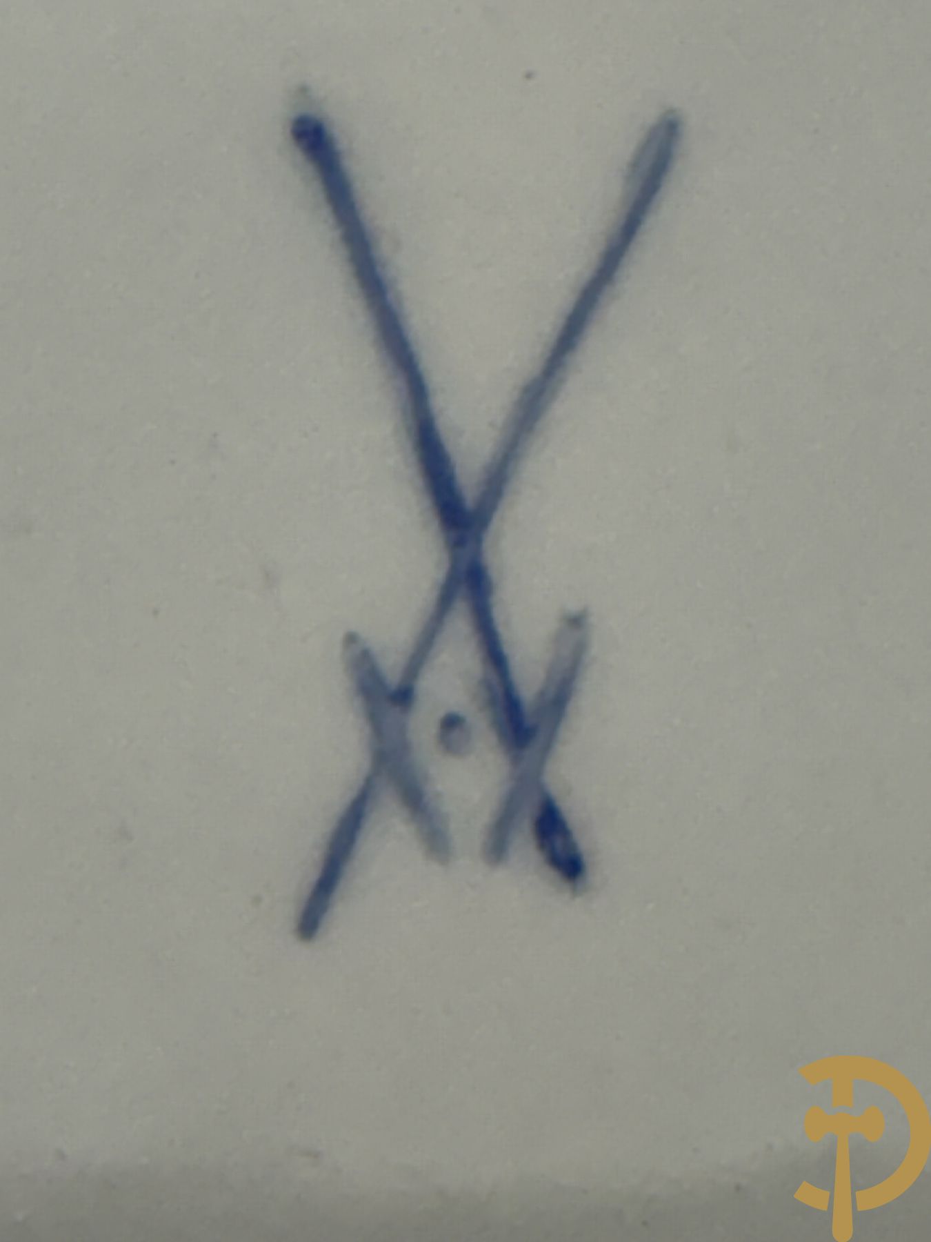 Porseleinen groentenschotel met handbeschilderd bloemendecor, Doorniks, onderaan gemerkt, 19e