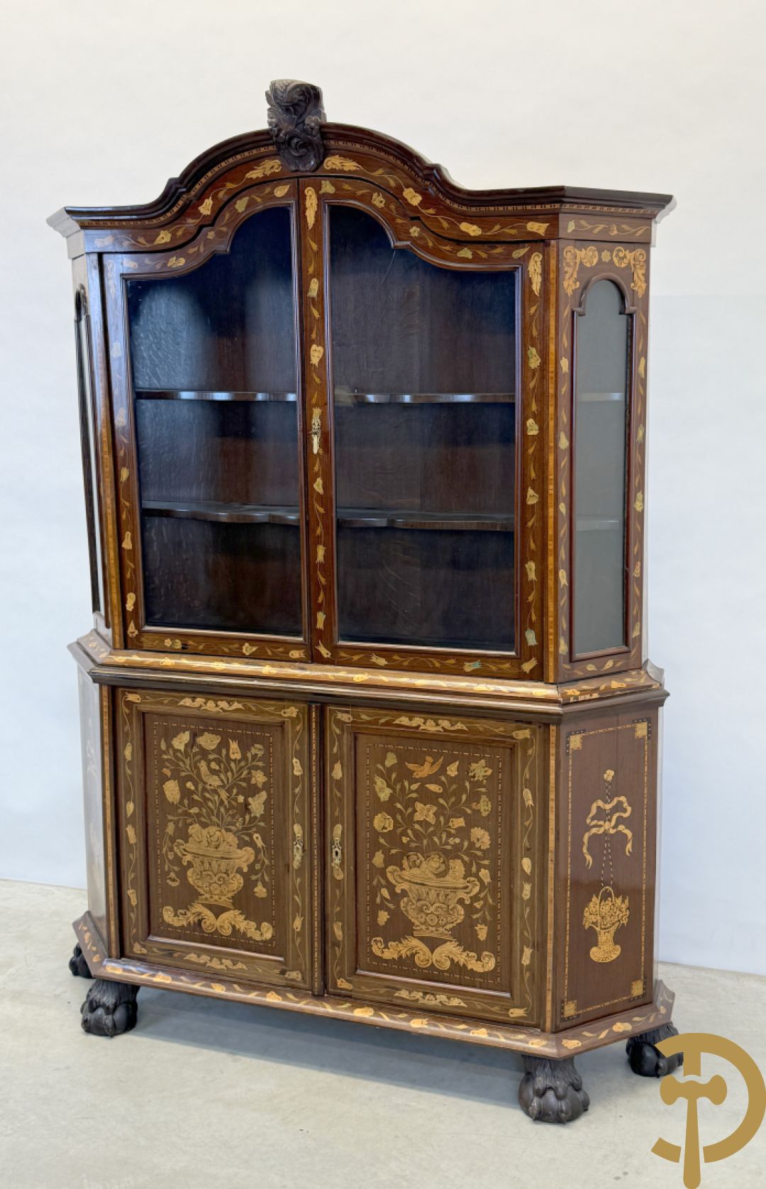 Hollandse vitrine met gemarketteerd bloementafereel, bovenaan met 2 beglaasde deuren en rocaille als kuif - onderaan met 2 gesloten deuren bezet met amforen, vogels en bloemenmarketterie