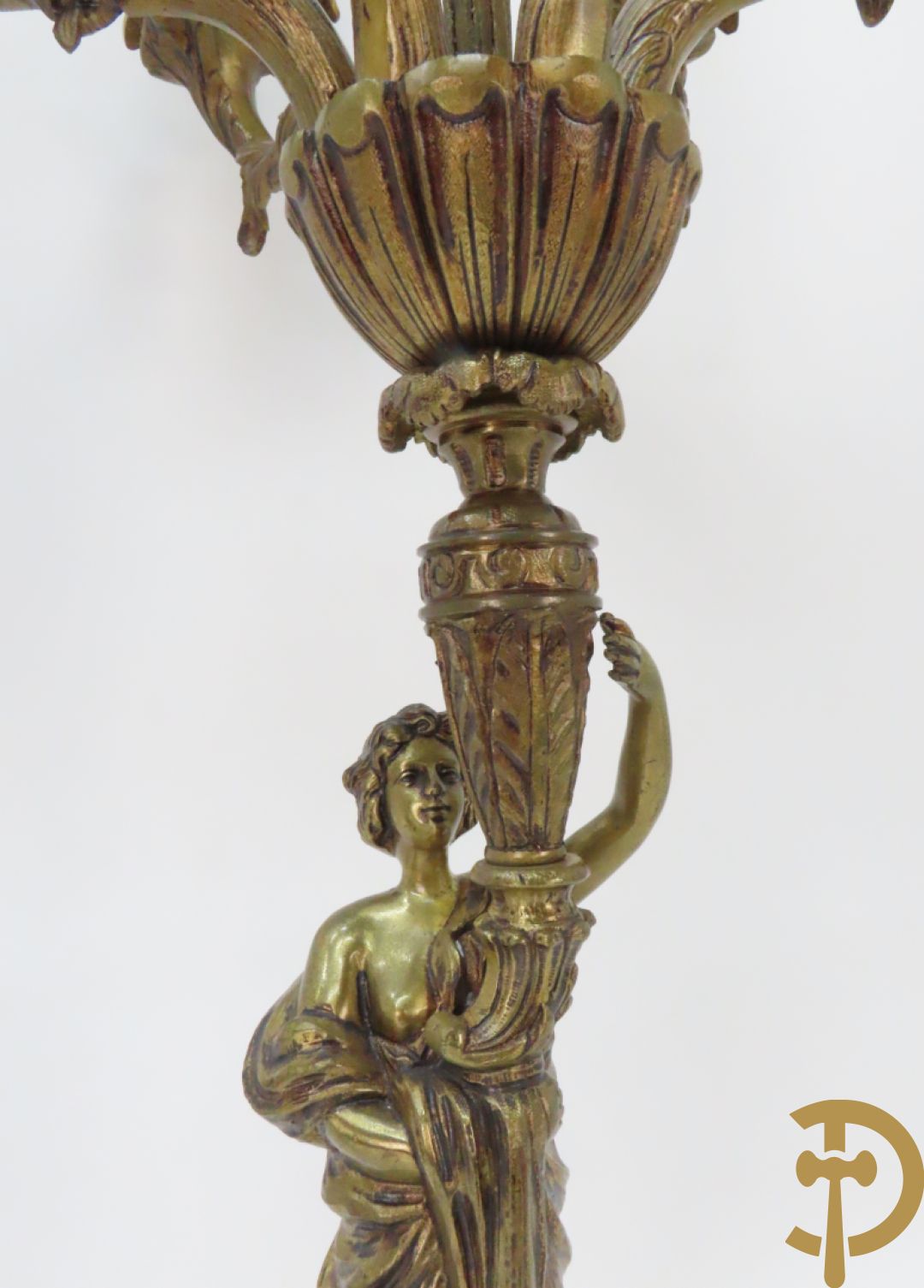 Paar bronzen kandelaars met dame houdende een toorts met 6 kaarsen