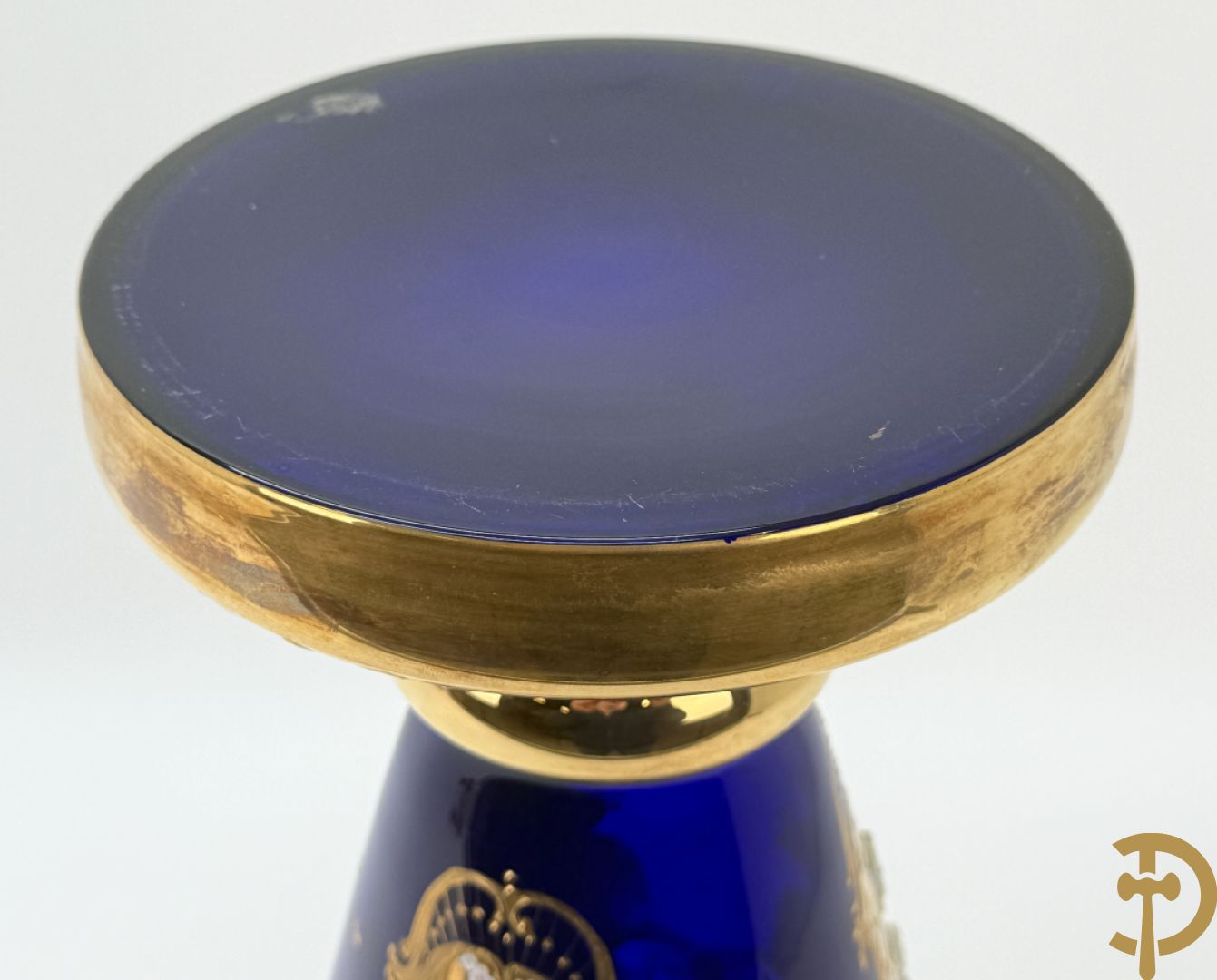 Grote Italiaanse blauwe glazen vaas met vergulde motieven en bloemen