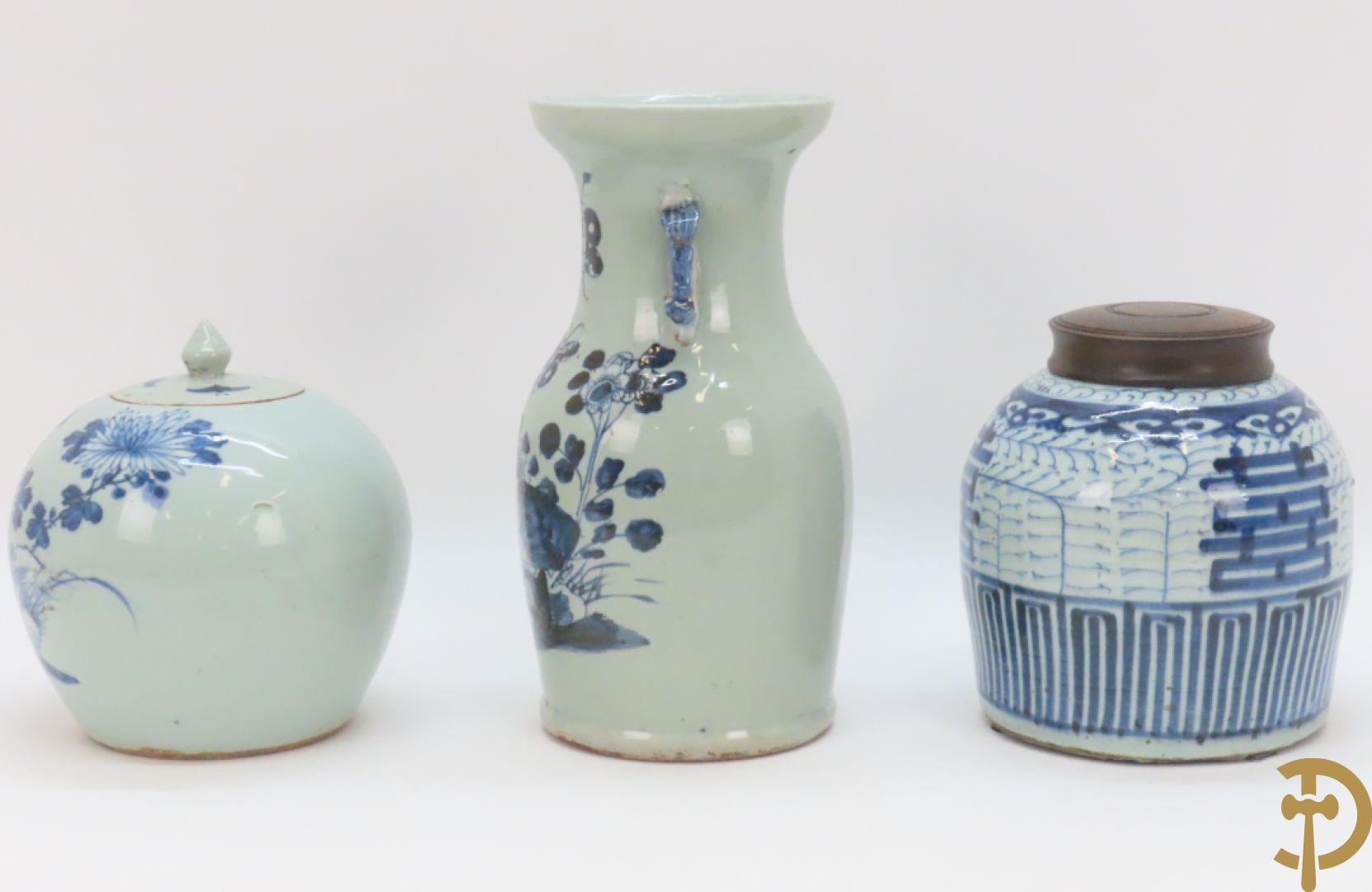 Porseleinen Chinese vaas met bloemendecor + potiche met bloemendecor + tabakspot