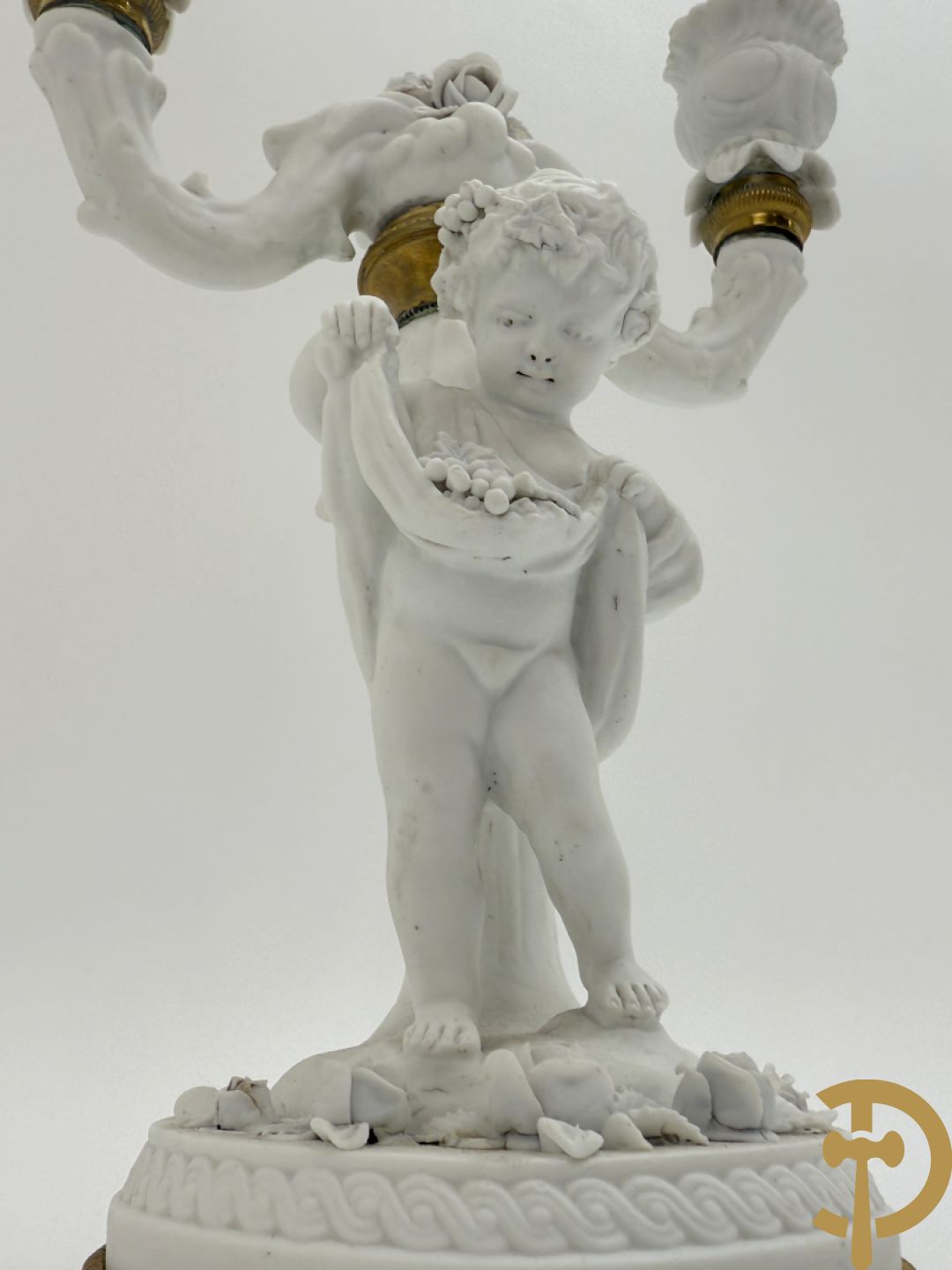 Paar biscuit kandelaars met cupido