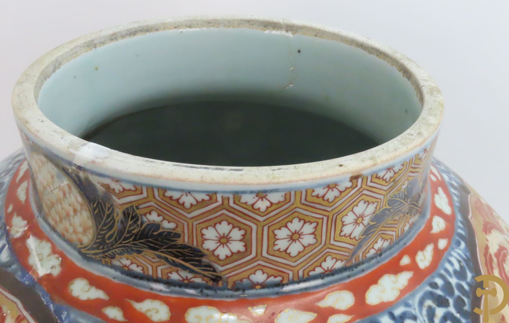 Grote Japanse Imari dekselpotiche bezet met fo hond en natuurtaferelen