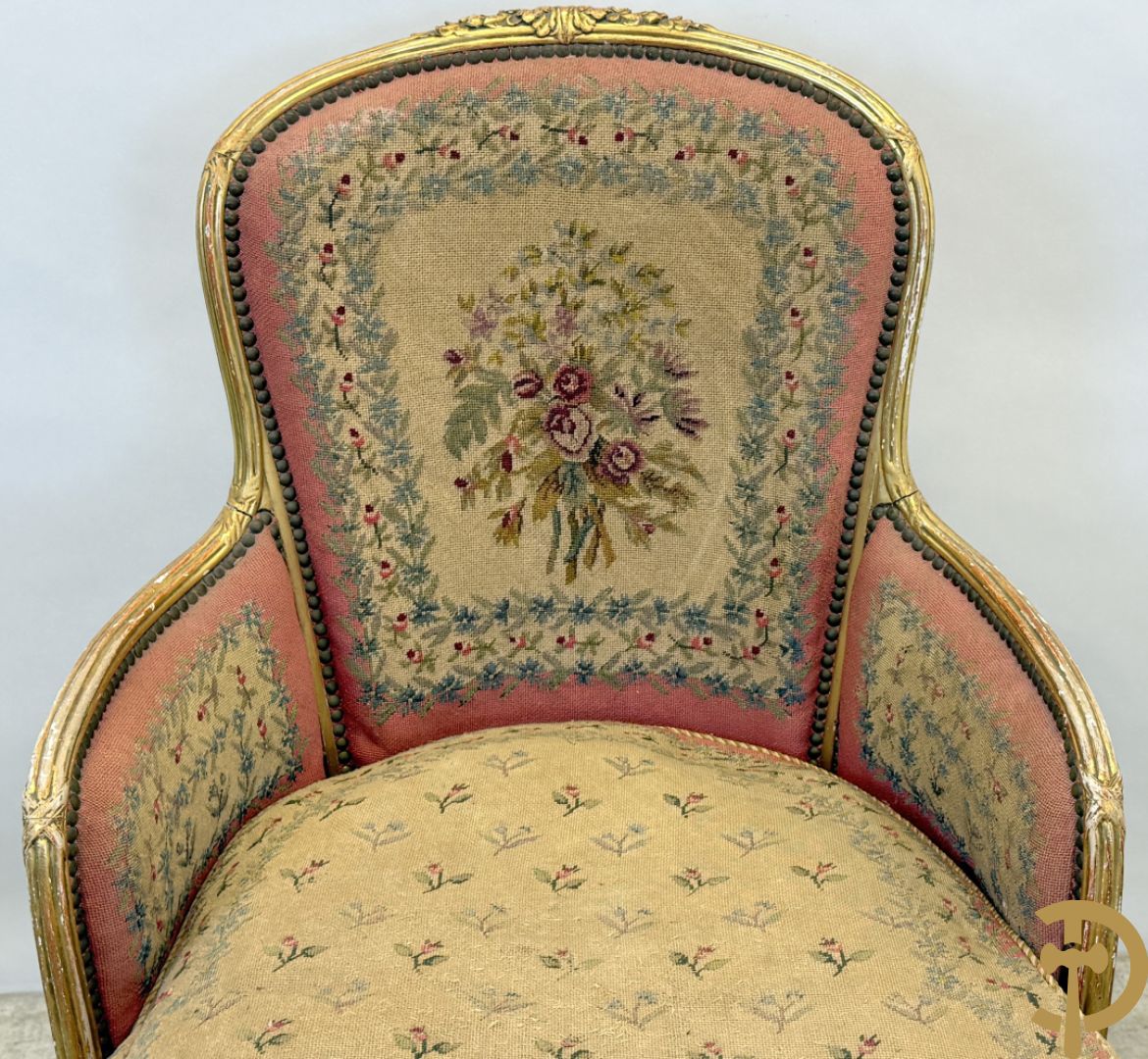 Vergulde Louis XVI chaise longue bezet met petit points met bloemendecor