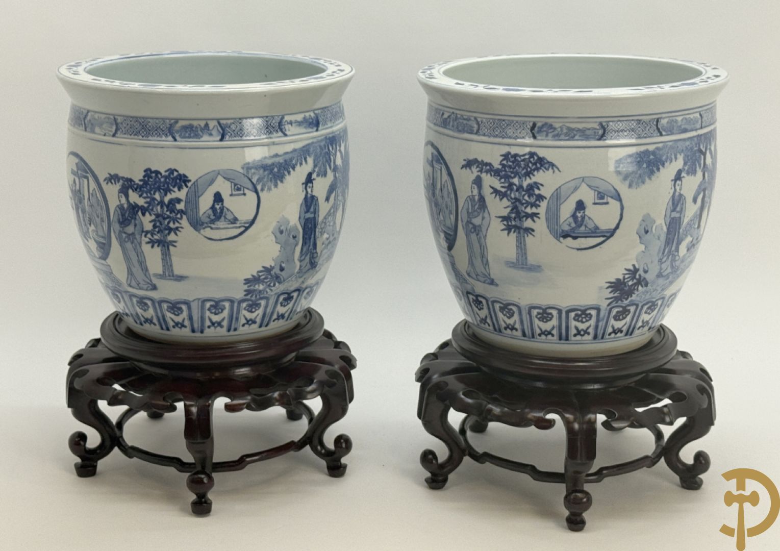 Twee blauw/witte cachepots met geanimeerd landschapsdecor op houten sokkels