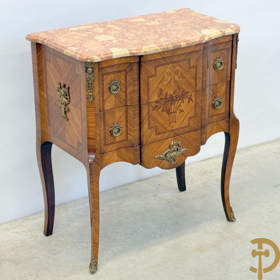 Notelaren tweeladencommode met marquetterie en bronsbeslag en marmeren blad