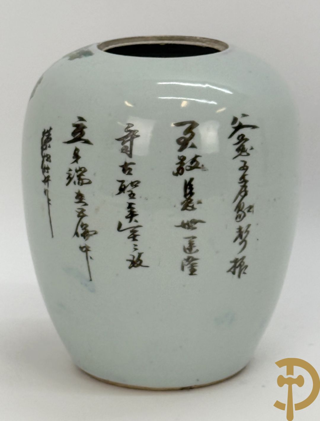 Drie Chinese porseleinen dekselpotiches met vogel- en bloemendecor