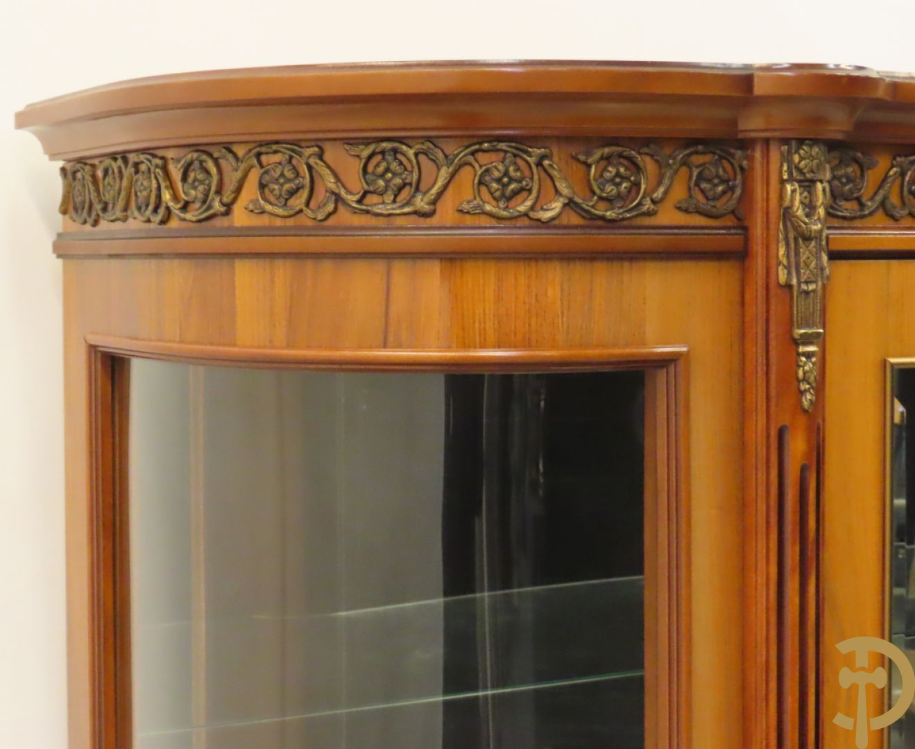 Notelaren eetkamer Louis XVI stijl bestaande uit vijfdeursdressoir met bloemenmarquetterie, bronsbeslag en wit marmeren blad, ovale uittrekbare tafel, 6 stoelen met leder bekleed en gegalbeerde vitrine met geslepen ruitjes