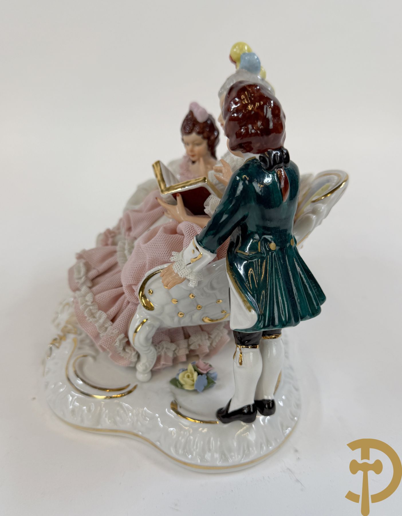 Italiaanse biscuitgroepen w.o. grote groep met 2 liggende naakte dames met zwaan, jongeman op rots, vioolspeler met edeldame, dame met kanten jurk en kinderen + Armani G. getekend 