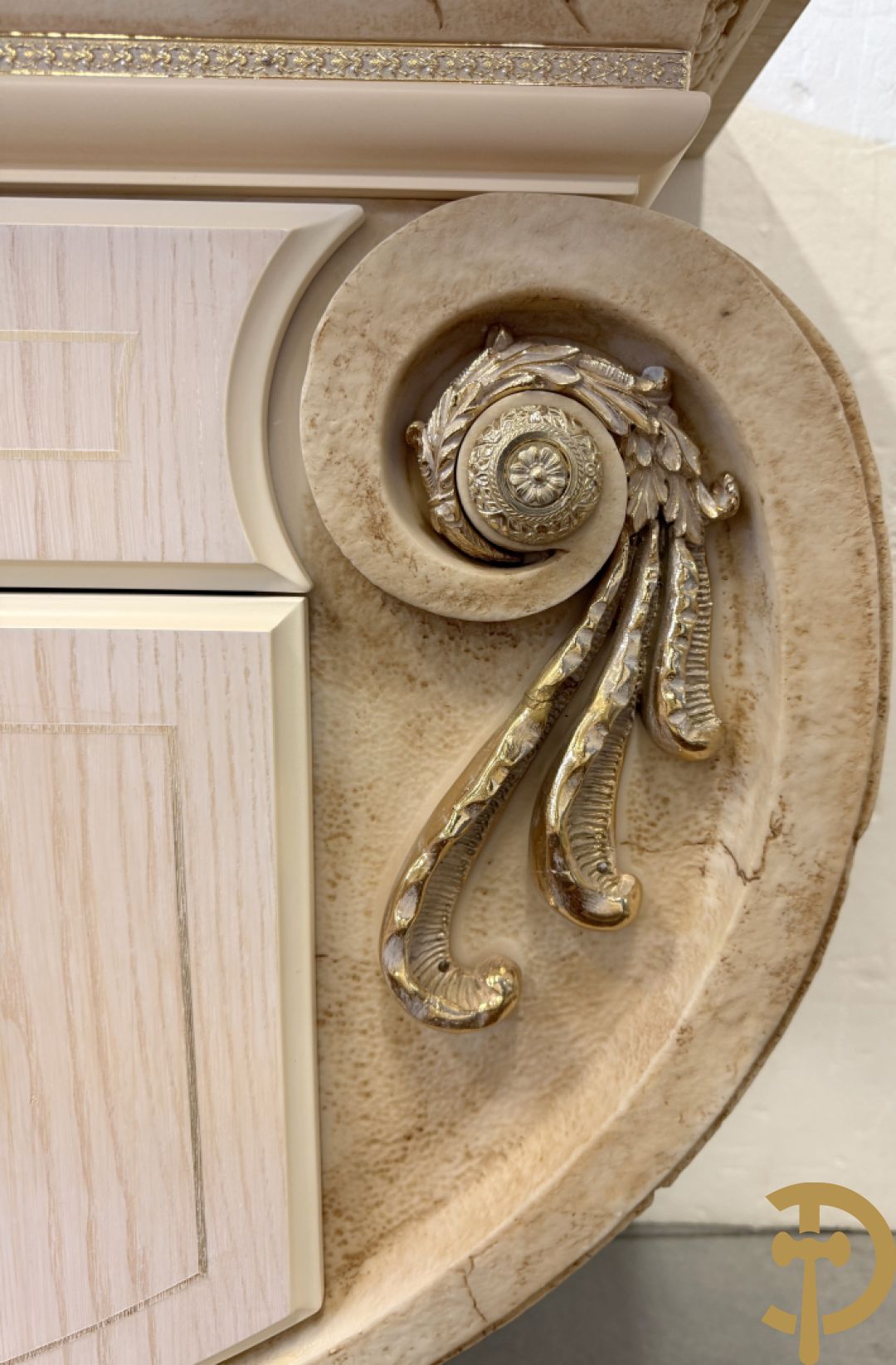 Uitzonderlijke eetkamer bestaande uit dressoir met 4 deuren en 2 lades op voluutvormig onderstel met rocailles opzij en boven met spiegel + bijhorende vitrine + console + spiegel + tafel op voluutvormig onderstel + 6 bijhorende armzetels met koperen frame - uniek ontwerp door de firma Vidal Grau Spaanse makelij, begin jaren 