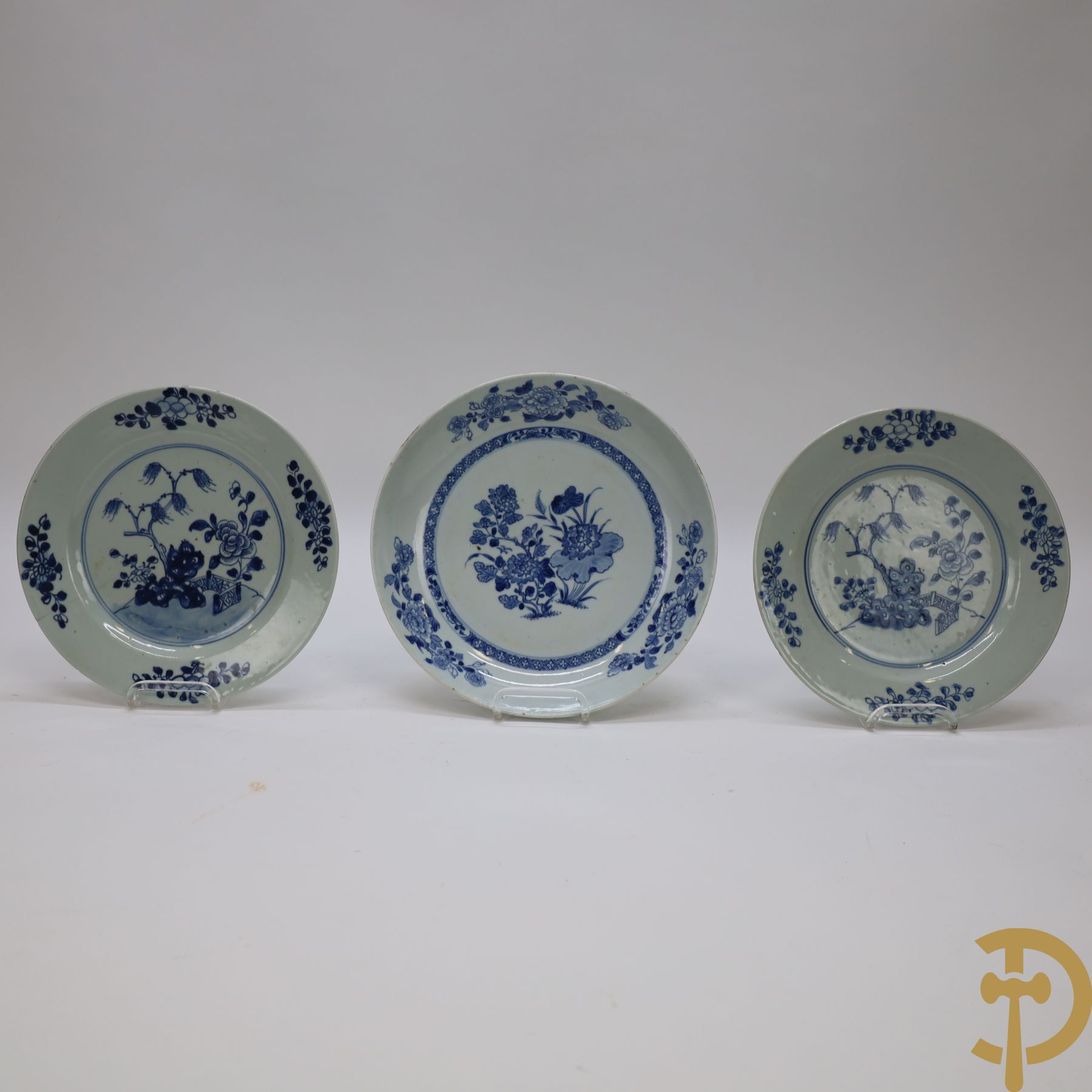 Lot van 3 borden : Chinees porseleinen bord met bloemendecor en verhoogde rand + 2 Chinese borden met bloemendecor