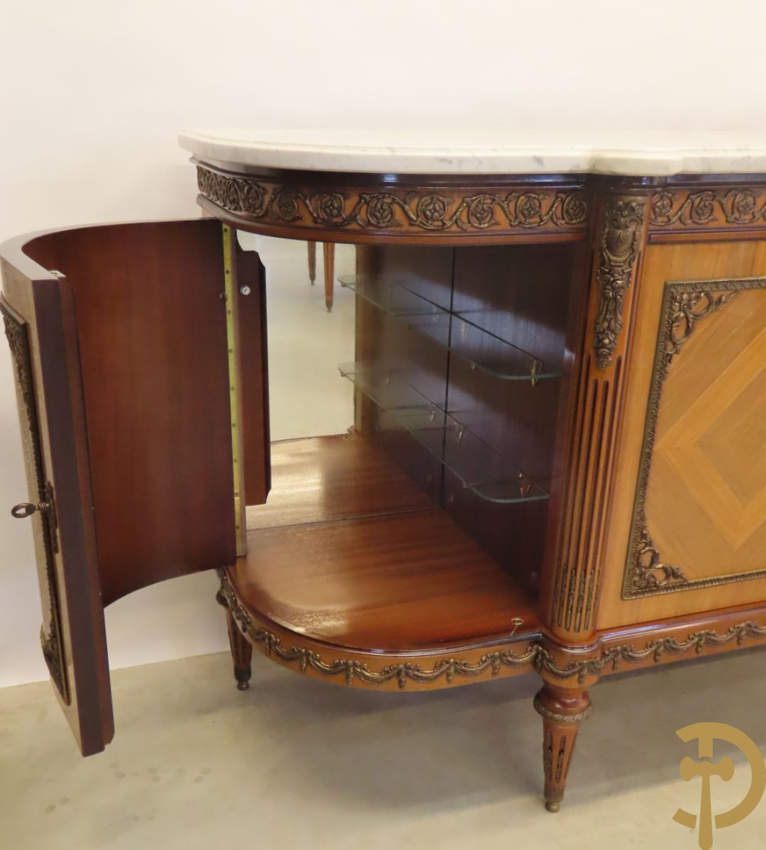 Notelaren eetkamer Louis XVI stijl bestaande uit vijfdeursdressoir met bloemenmarquetterie, bronsbeslag en wit marmeren blad, ovale uittrekbare tafel, 6 stoelen met leder bekleed en gegalbeerde vitrine met geslepen ruitjes