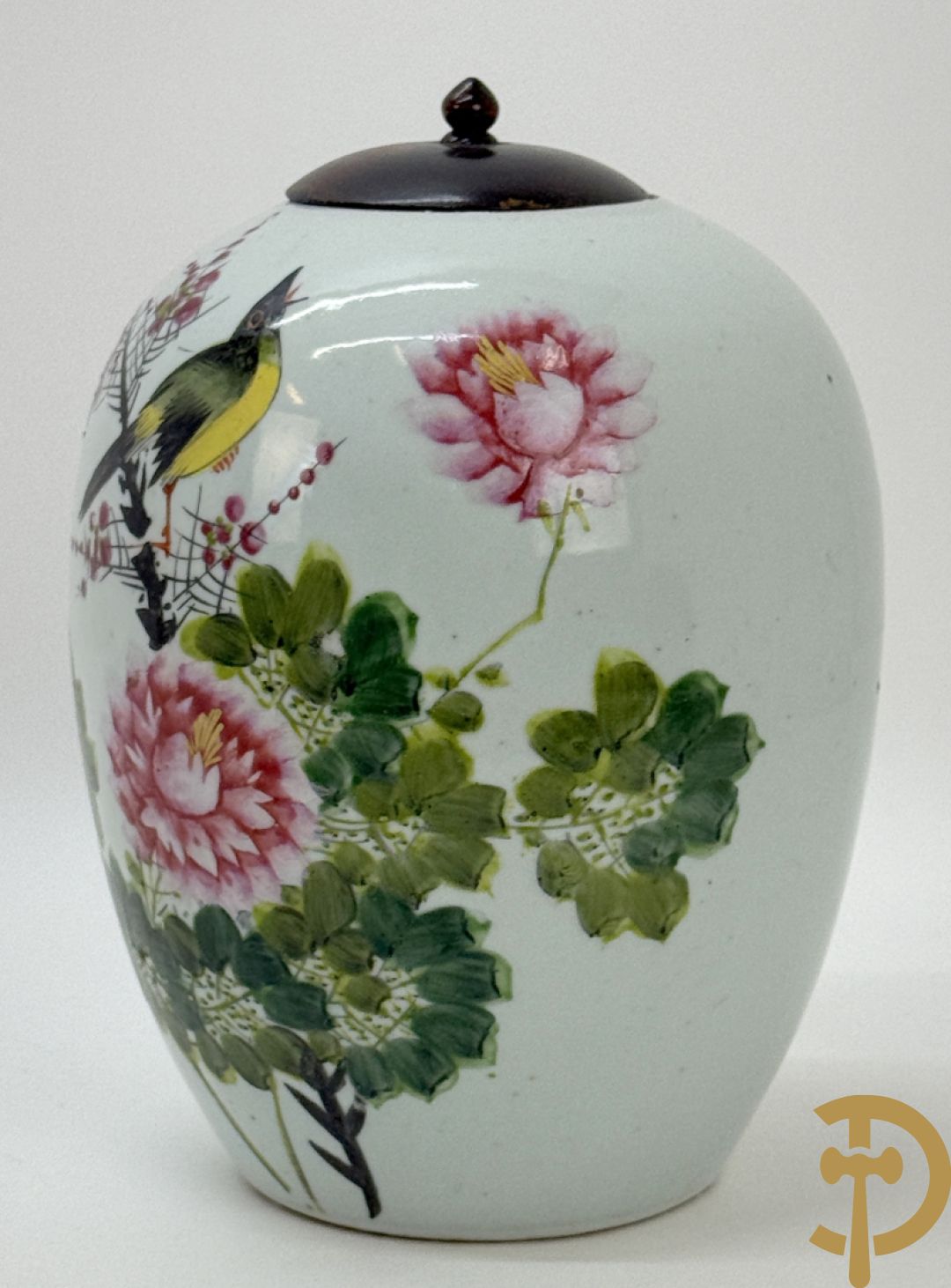 Chinese porseleinen cachepot met decor van dames en kind