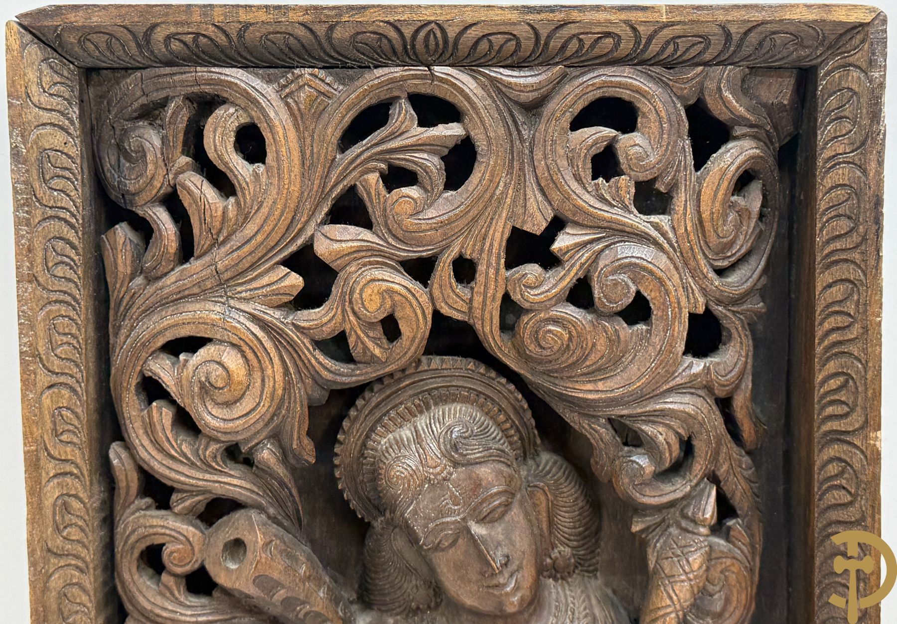 Paar Indische houtgesculpteerde basreliefs van geisha