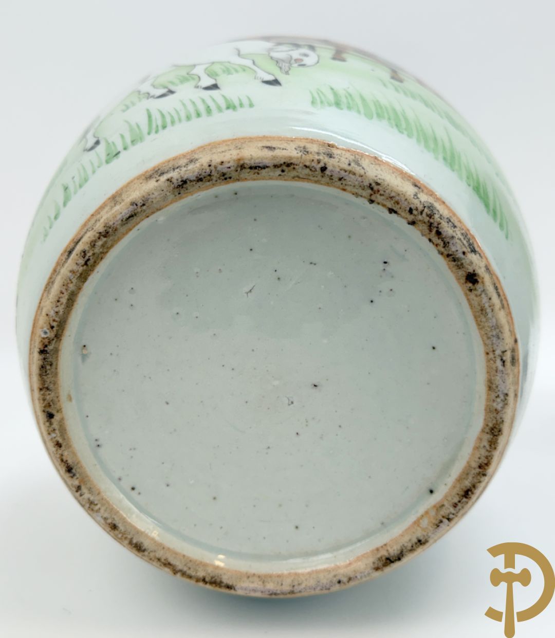 Twee Chinese porseleinen dekselpotiches met dieren- en bloemendecor