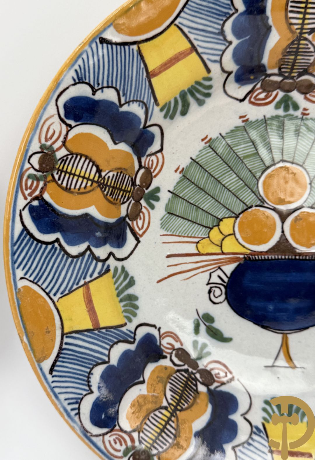 Paar Delftse meerkleurige pauwenstaartbordjes, achteraan gemerkt