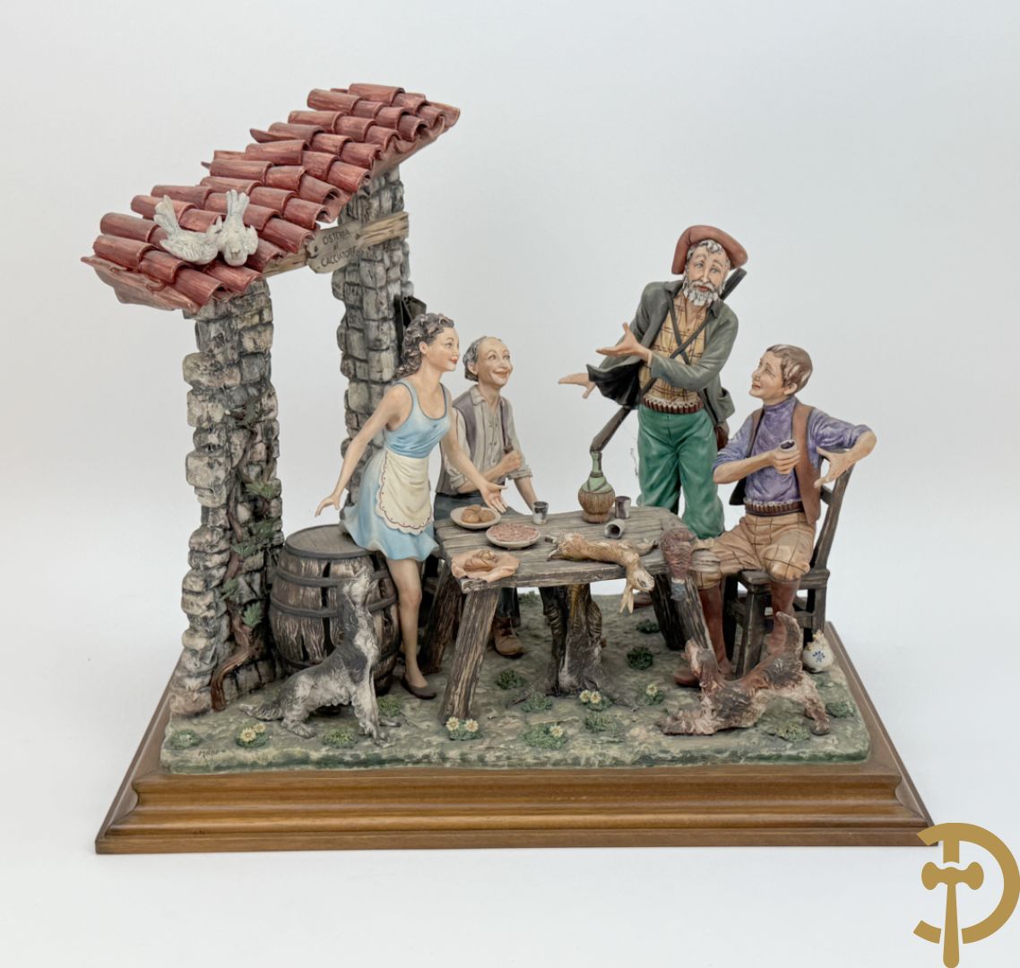 Italiaanse biscuit op houten sokkel met geanimeerde herbergscène