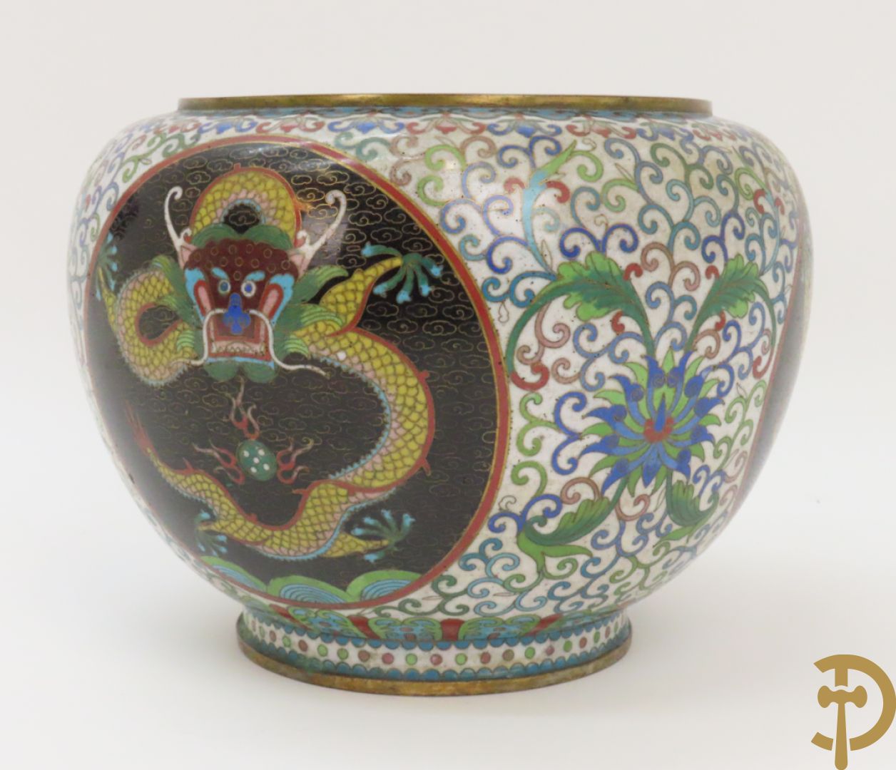 Potiche in cloisoné techniek met decor van draken en olifanten + blauwe cloisoné vaas met bloemendecor op sokkel + kleine cloisoné cachepot + cachepot met drakendecor