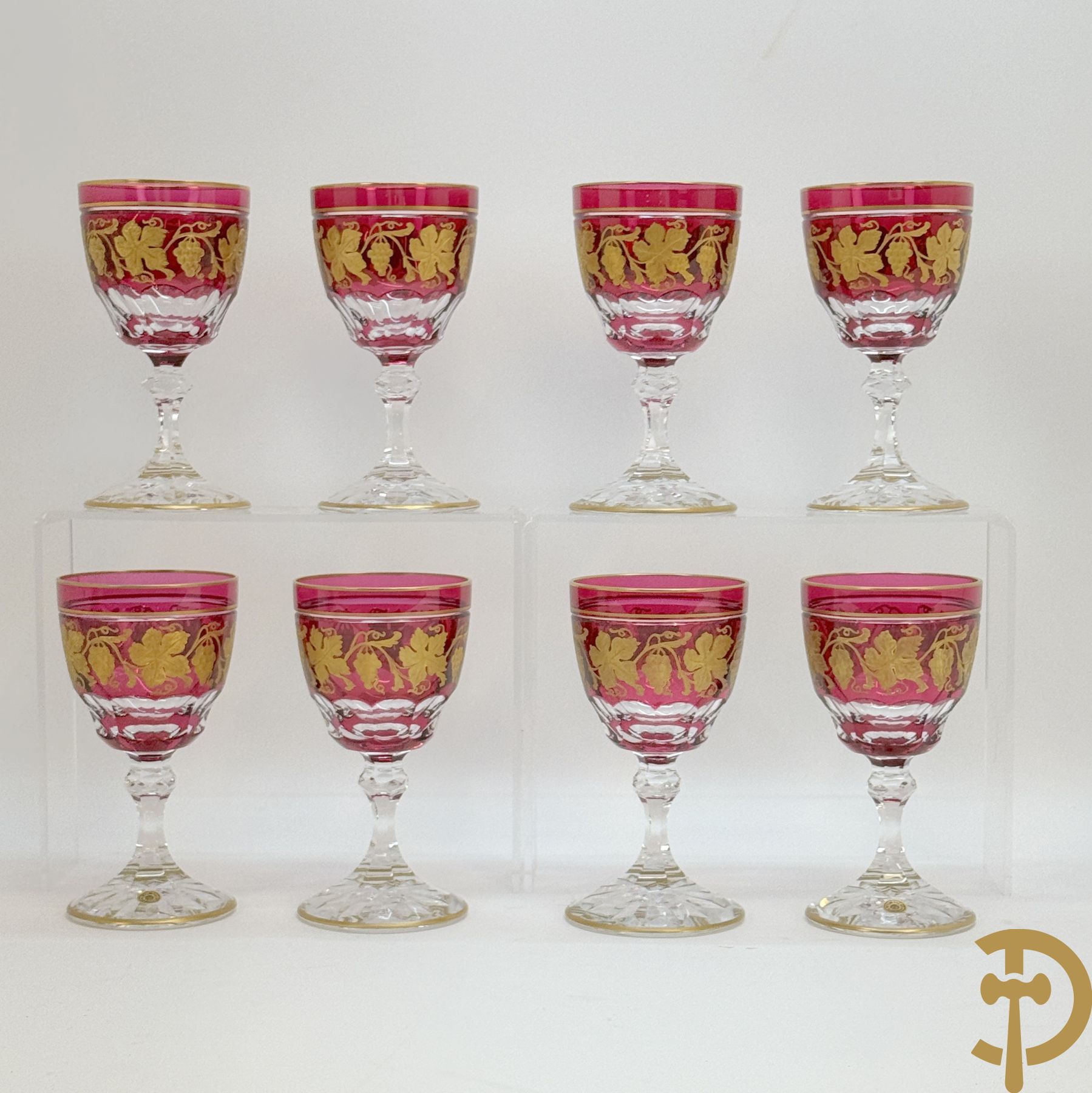 Acht rode handgeslepen Val-Saint-Lambert glazen met verguld decor van accanthusranken en druivenranken