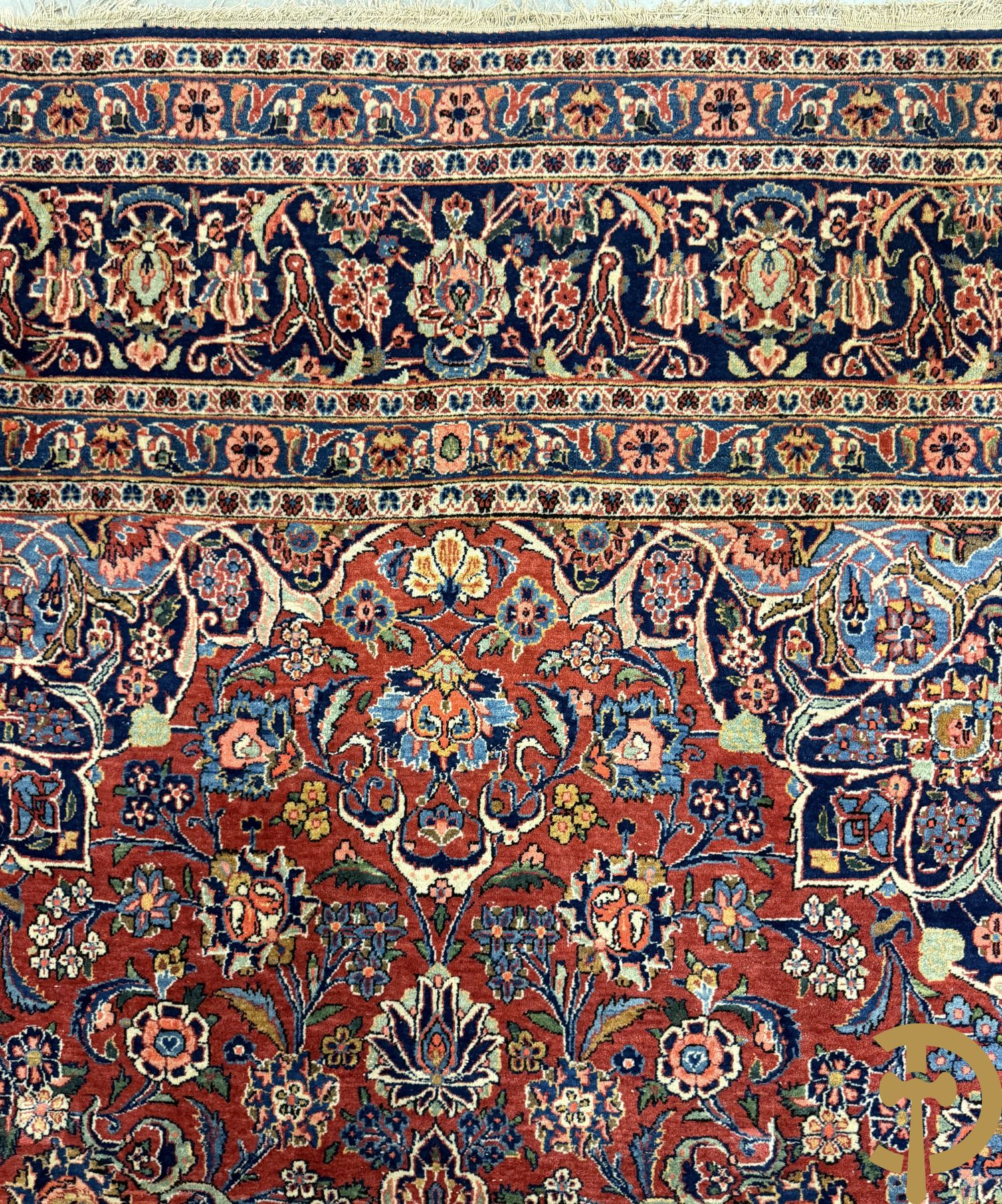 Oosters handgeknoopt tapijt met bloemenmotieven op rode fond