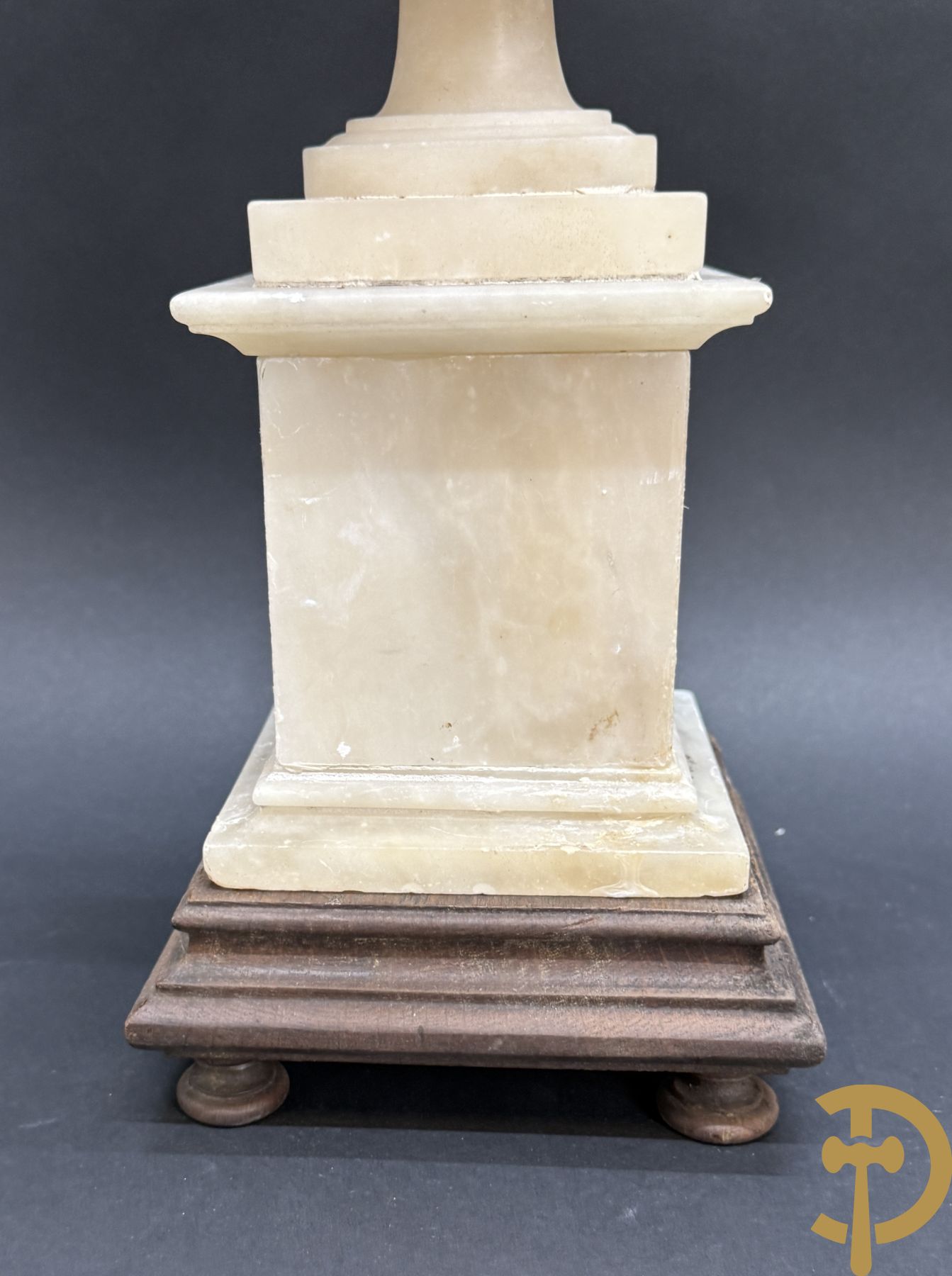 Paar handgesculpteerde albasten vazen met bloemen- en accanthusranken