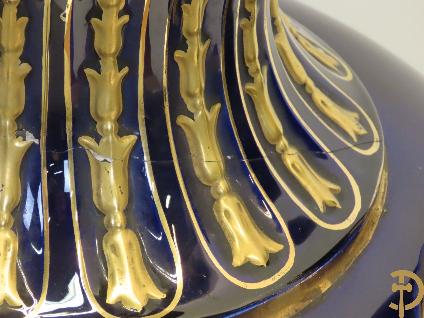 Grote kobaltblauwe porseleinen siervaas met deksel en accanthusranken opzij