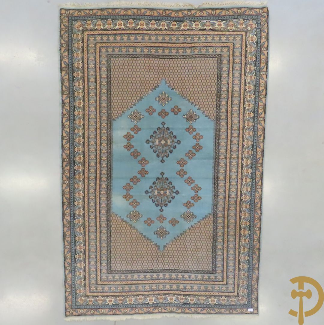 Oosters handgeknoopt tapijt met 2 centrale medaillons op lichtblauwe fond en geometrische motieven