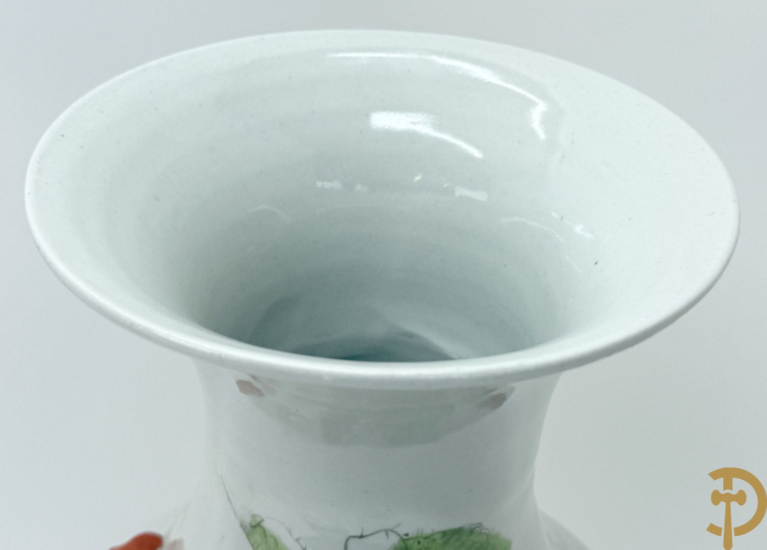 Twee rolvazen met bloemen- en vogeldecor + dekselpotiche met vogeldecor + Chinese vaas met decor van dames en kinderen