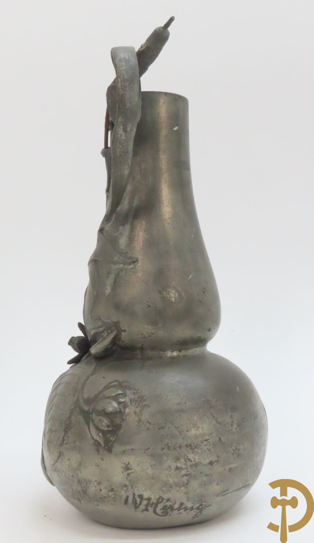 Verzilverde vaas met vogeldecor, Kayser gemerkt + 3 tinnen Art Deco vaasjes w.o. 1 gemerkt Hering + tinnen Art Deco inktstel