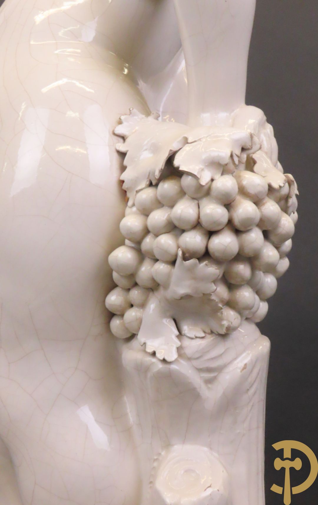 Engel met druiventrossen in Italiaanse majolica op sokkel