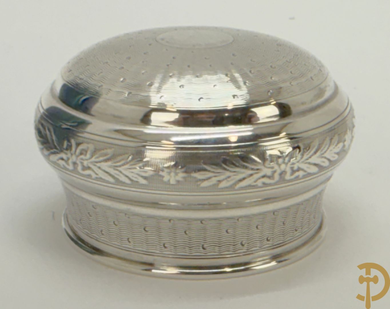 Vierkante blauw porseleinen fles Sèvres (Paul Milet) gemerkt met zilveren dop + dekseldoos Capo di Monte met cupido