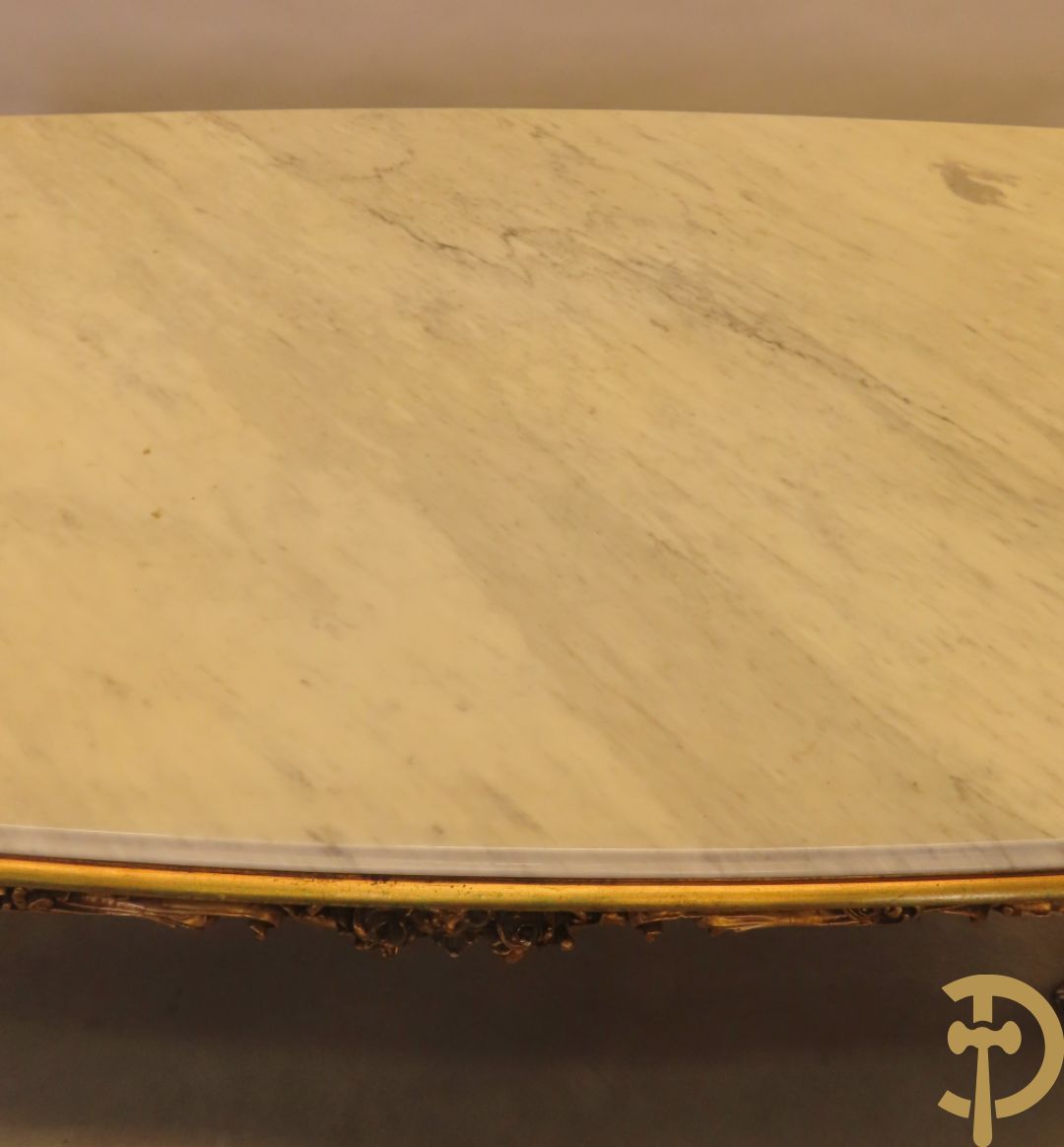 Uitzonderlijke vergulde Louis XV eetkamer bestaande uit vijfdeursdressoir met voluutvormige accanthusranken en rocailles, beschilderd met bloemenmotieven en centraal tafererel met hoornen des overvloeds + bijhorende spiegel vergulde tafel op voluutvormige poten met zes bijhorende stoelen + vitrine met accanthusranken en centrale deur, op voluutvormige poten