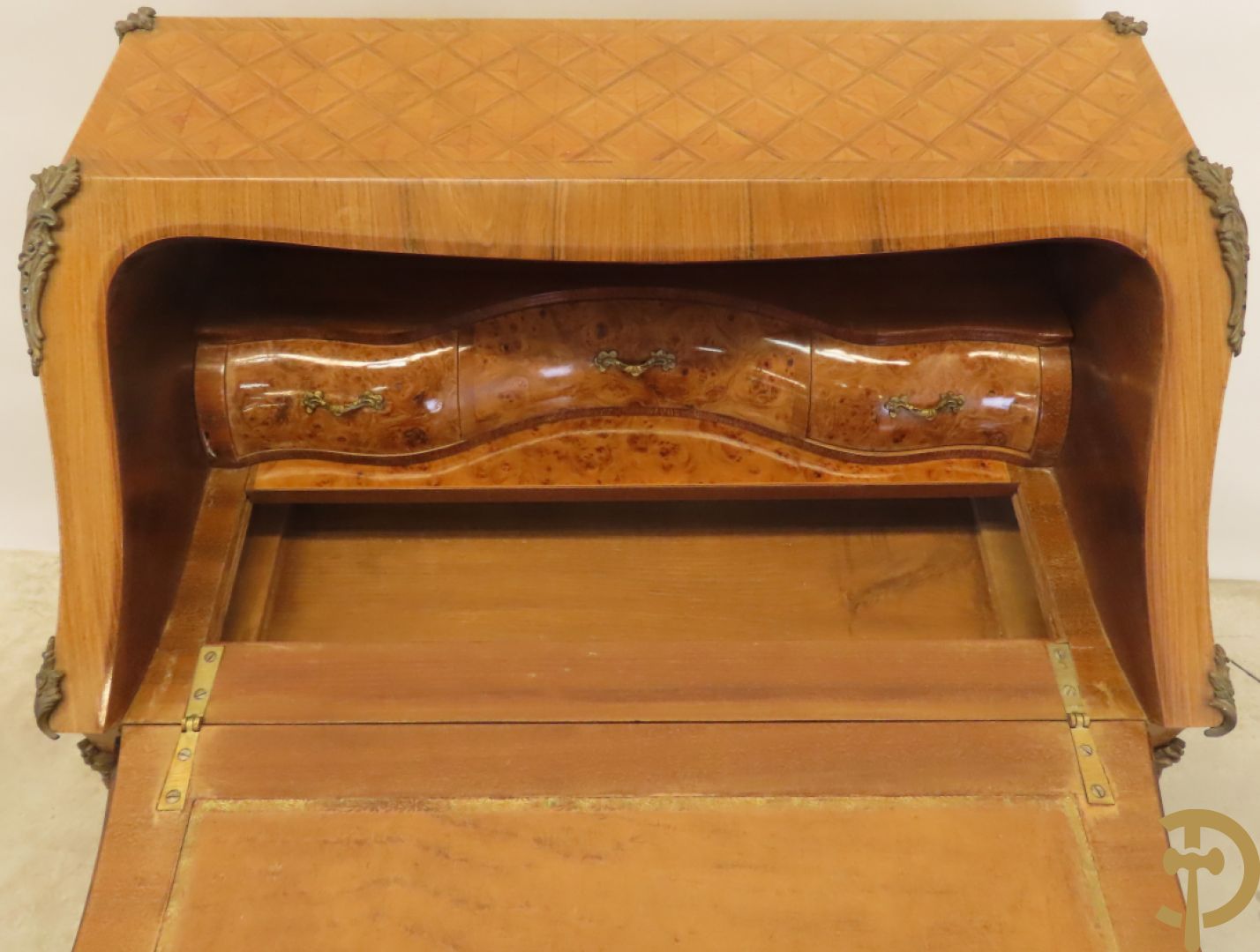 Notelaren damesklapsecretaire met parkettage en zonnestraalfineer, bezet met bronsbeslag - op voluutvormige poten