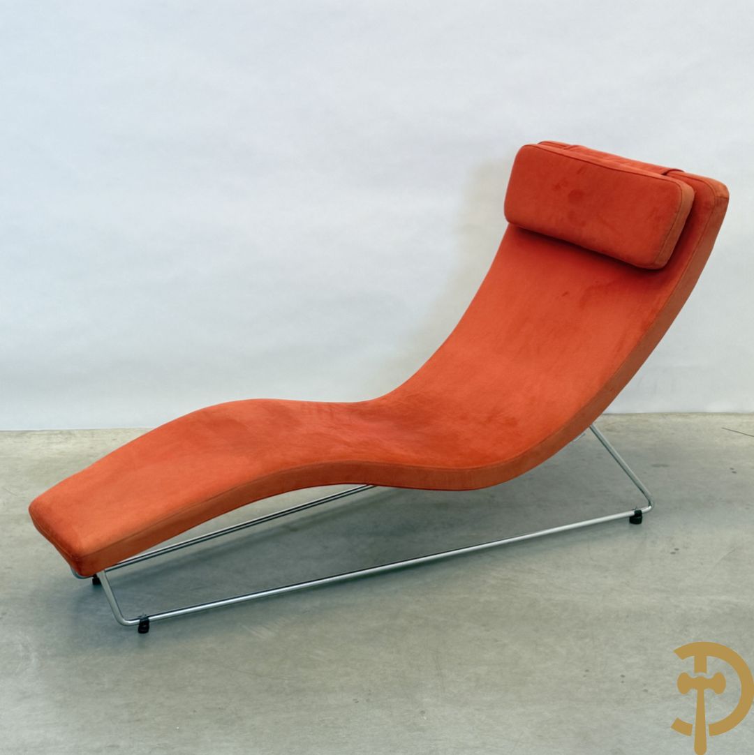 Design ligzetel in rode stof op chromé onderstel, Jongform