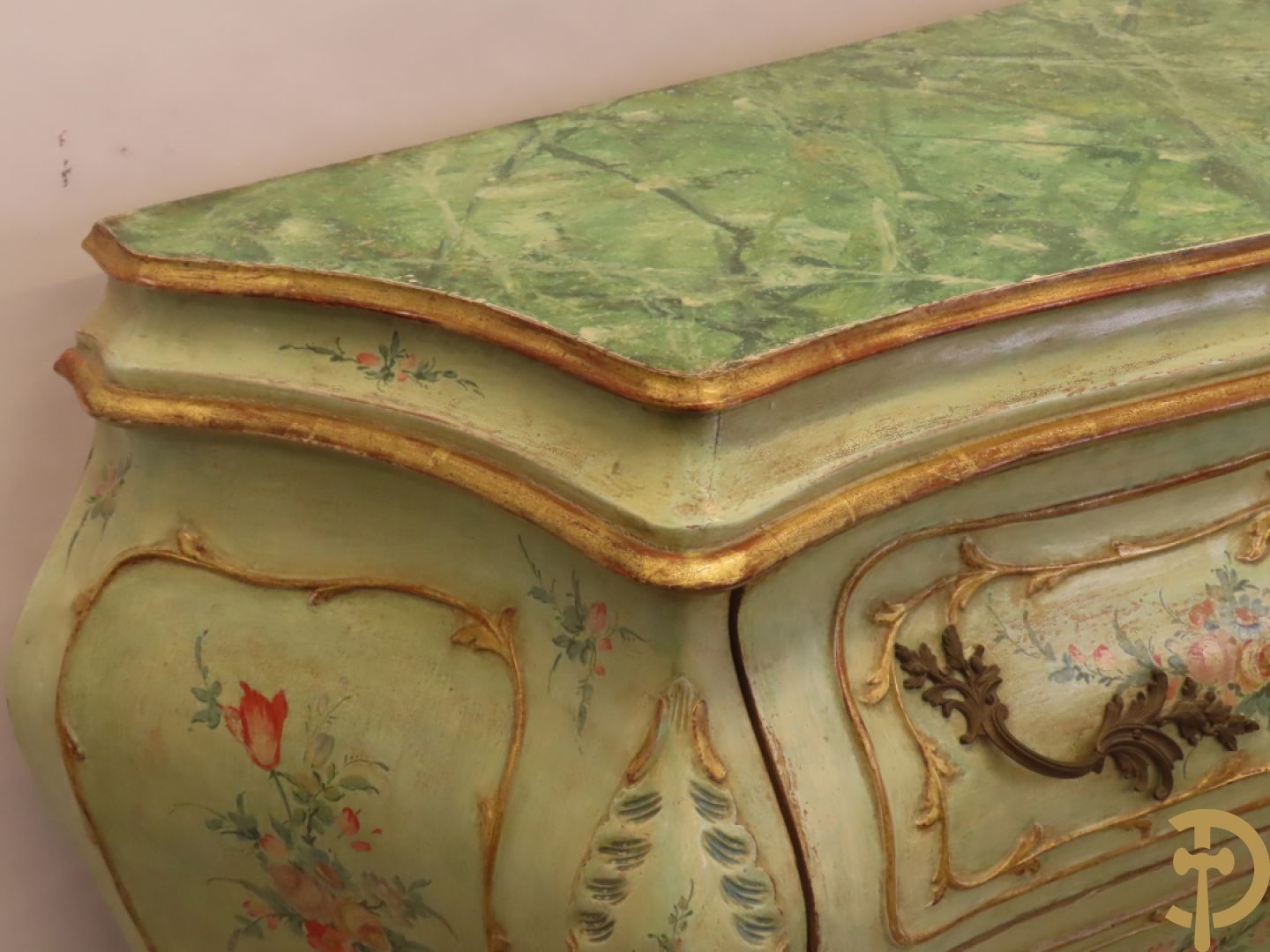 Gegalbeerde tweeladencommode op voluutvormige poten met verguld en beschilderd bloemendecor