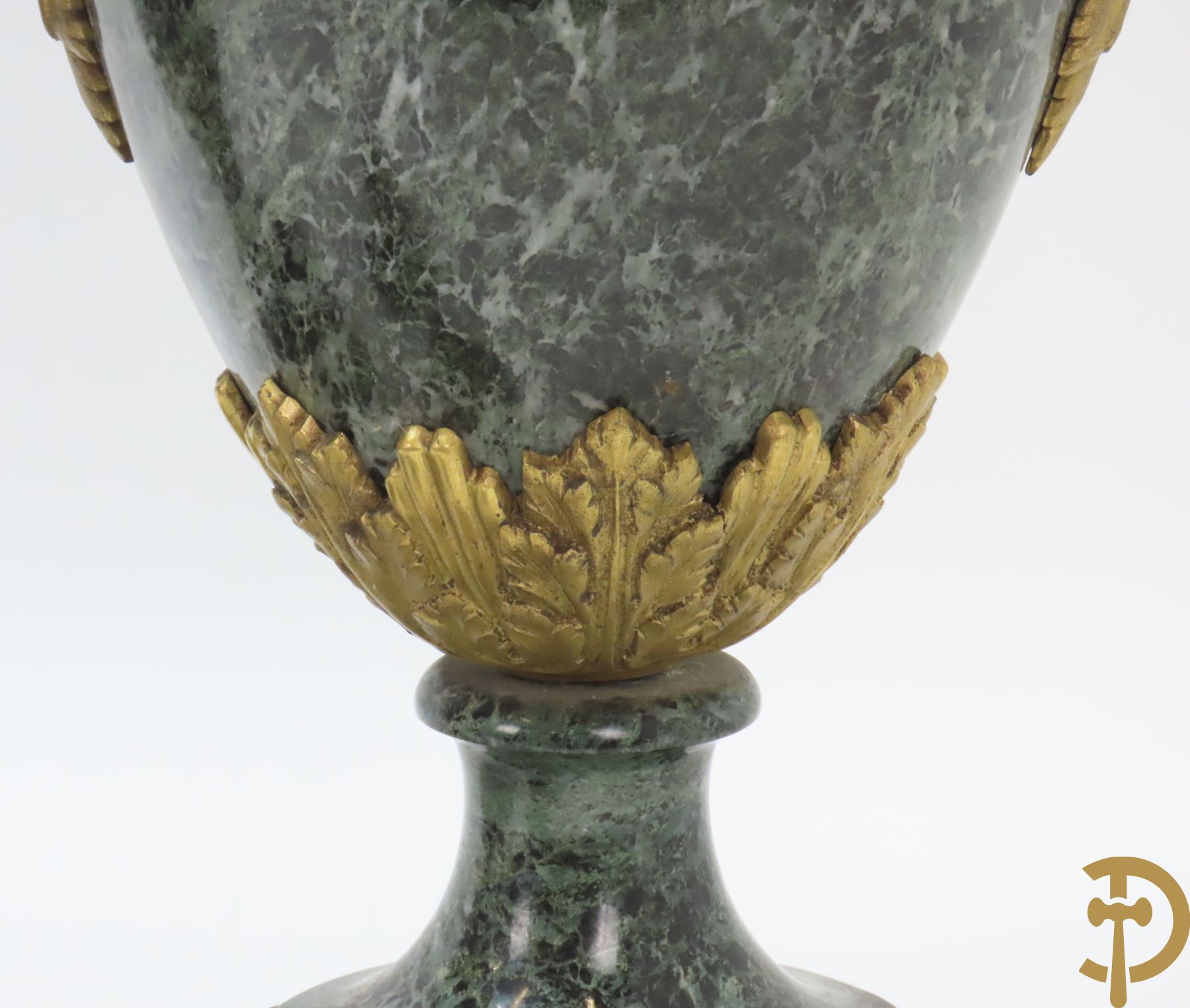 Paar marmeren cassolettes met los deksel, zijdelings bezet met accanthusranken en bloemen